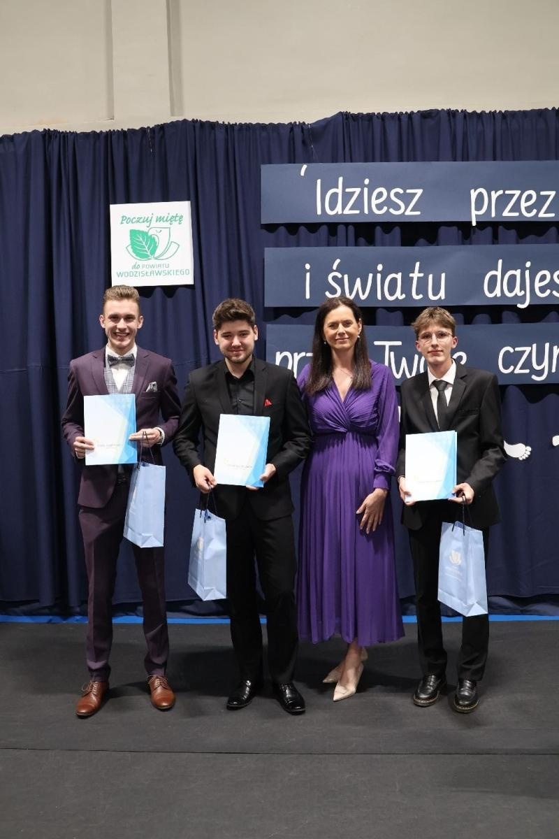 Zdjęcie w galerii na portalu naszwodzislaw.com: Powiatowe szkoły żegnają tegorocznych abiturientów wiadomości z regionu