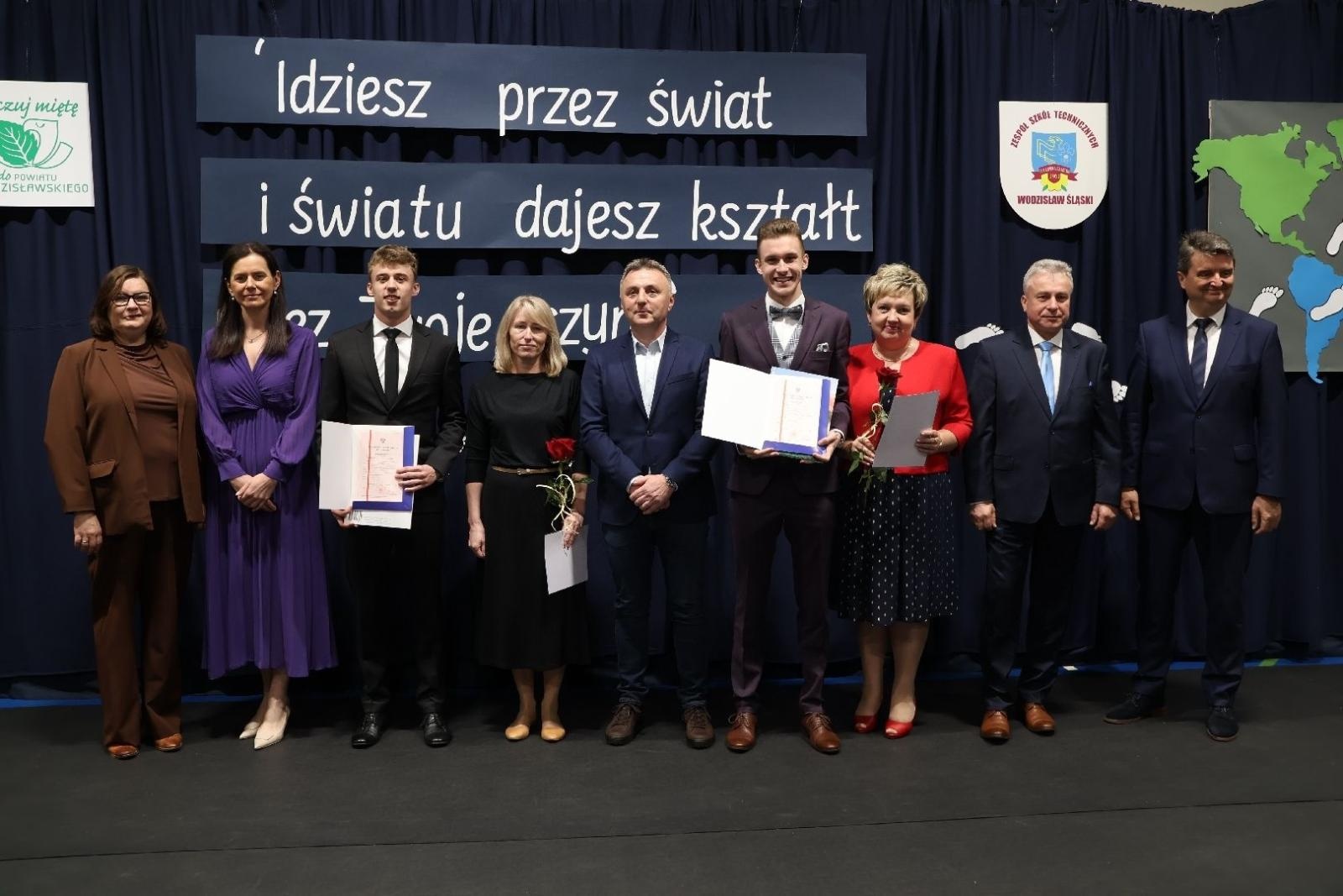 Zdjęcie w galerii na portalu naszwodzislaw.com: Powiatowe szkoły żegnają tegorocznych abiturientów wiadomości z regionu