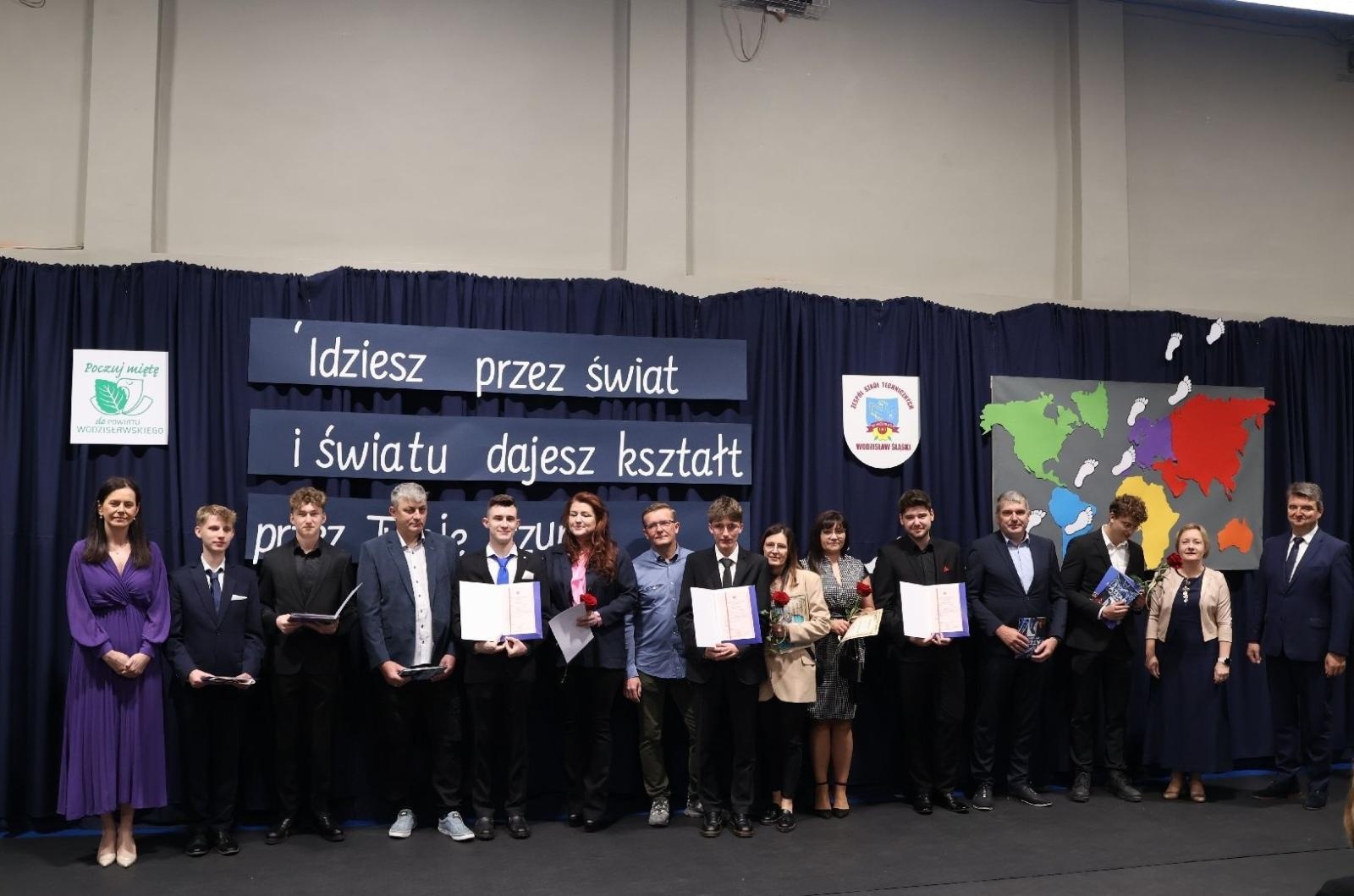 Zdjęcie w galerii na portalu naszwodzislaw.com: Powiatowe szkoły żegnają tegorocznych abiturientów wiadomości z regionu