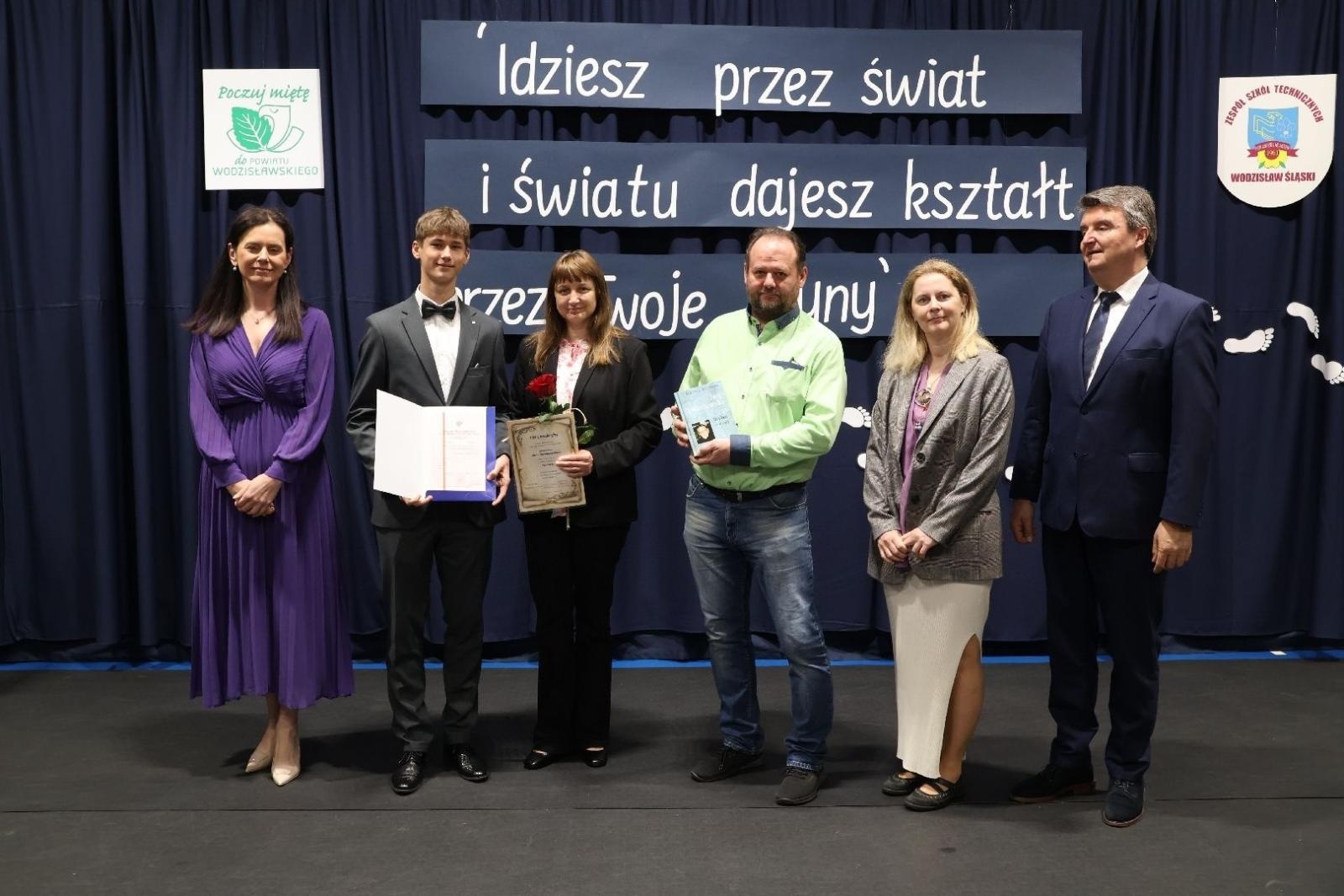 Zdjęcie w galerii na portalu naszwodzislaw.com: Powiatowe szkoły żegnają tegorocznych abiturientów wiadomości z regionu