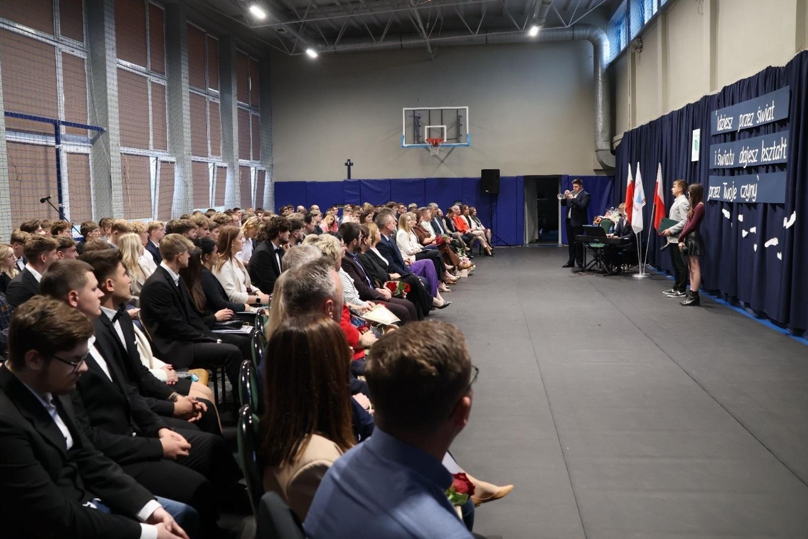 Zdjęcie w galerii na portalu naszwodzislaw.com: Powiatowe szkoły żegnają tegorocznych abiturientów wiadomości z regionu