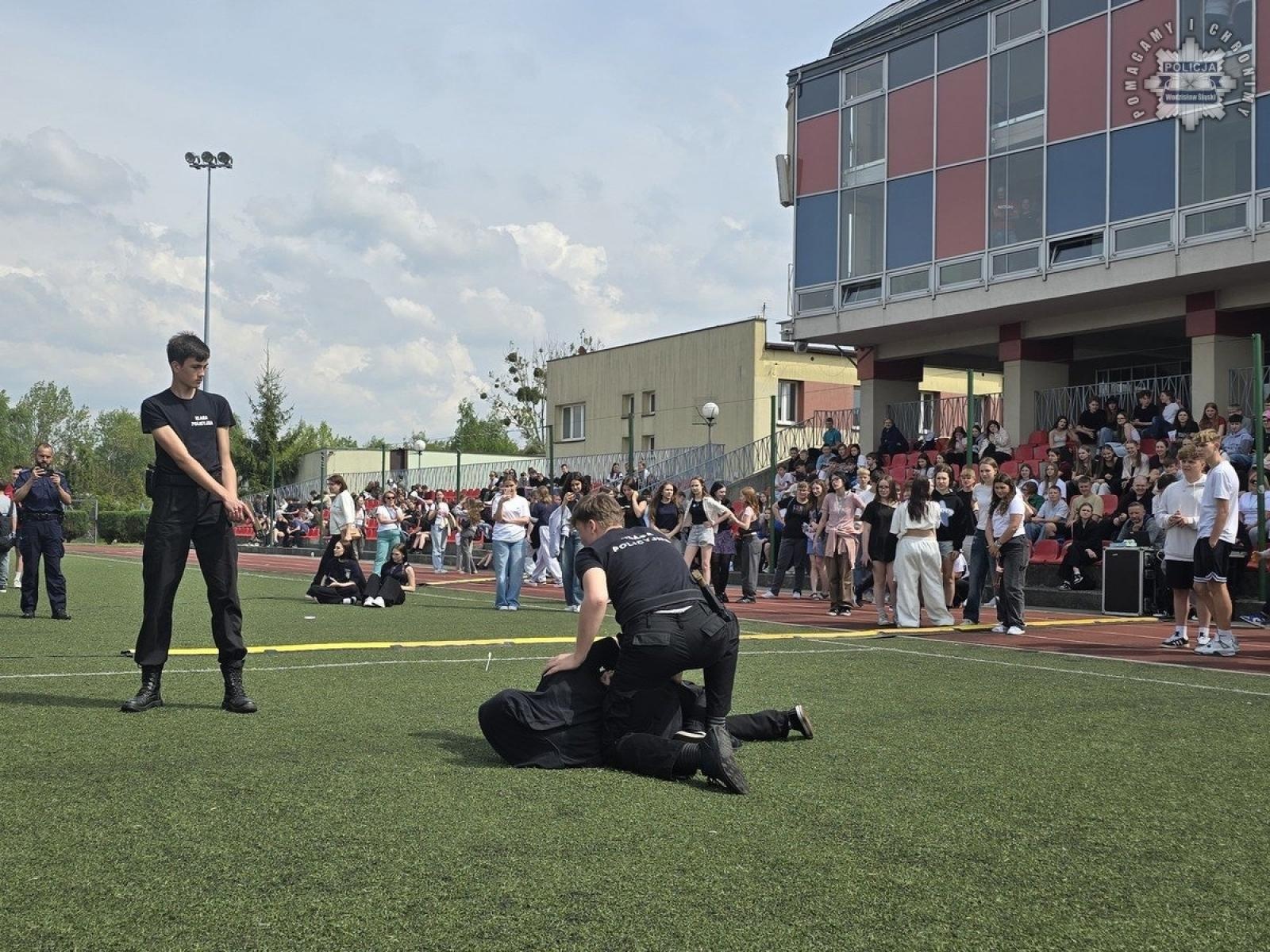 Zdjęcie w galerii na portalu naszwodzislaw.com: Targi edukacyjne z udziałem wodzisławskich policjantów wiadomości z regionu