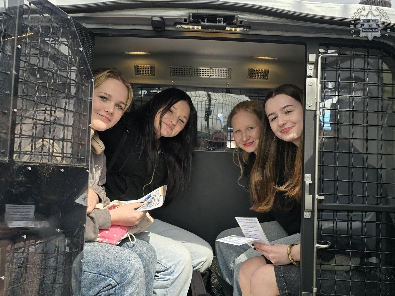 Zdjęcie w galerii na portalu naszwodzislaw.com: Targi edukacyjne z udziałem wodzisławskich policjantów wiadomości z regionu