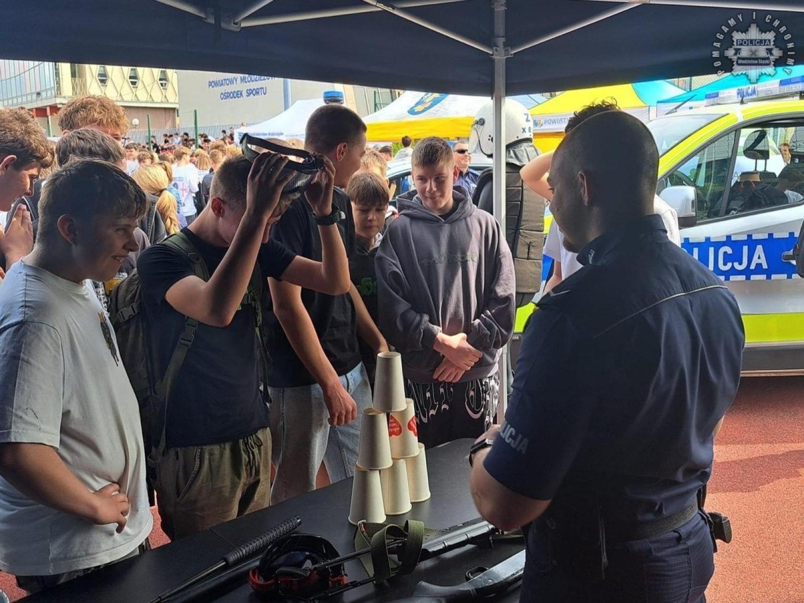 Zdjęcie w galerii na portalu naszwodzislaw.com: Targi edukacyjne z udziałem wodzisławskich policjantów wiadomości z regionu