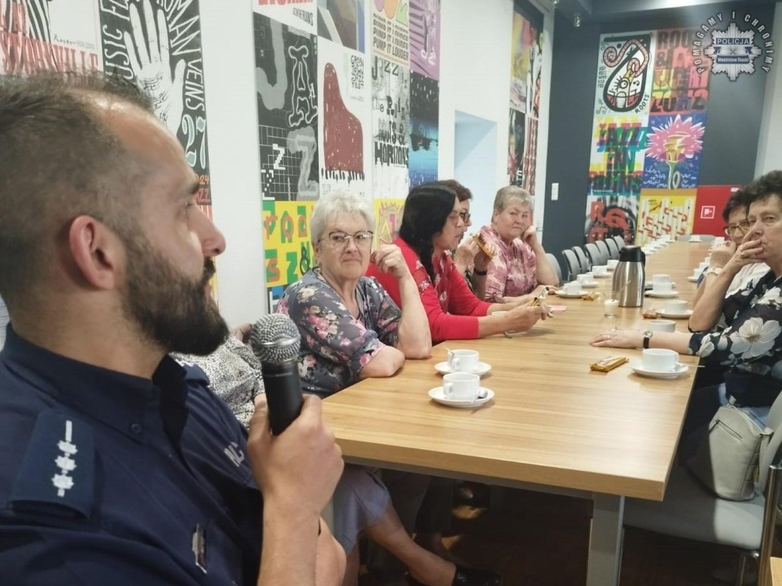 Zdjęcie w galerii na portalu naszwodzislaw.com: W trosce o bezpieczeństwo seniorów. Spotkanie w Gorzycach wiadomości z regionu