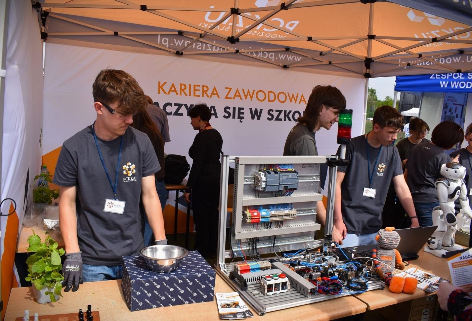 Zdjęcie w galerii na portalu naszwodzislaw.com: Powiatowe Targi Edukacyjne. Szkoły zaprezentowały swoją ofertę [FOTO i WIDEO] wiadomości z regionu