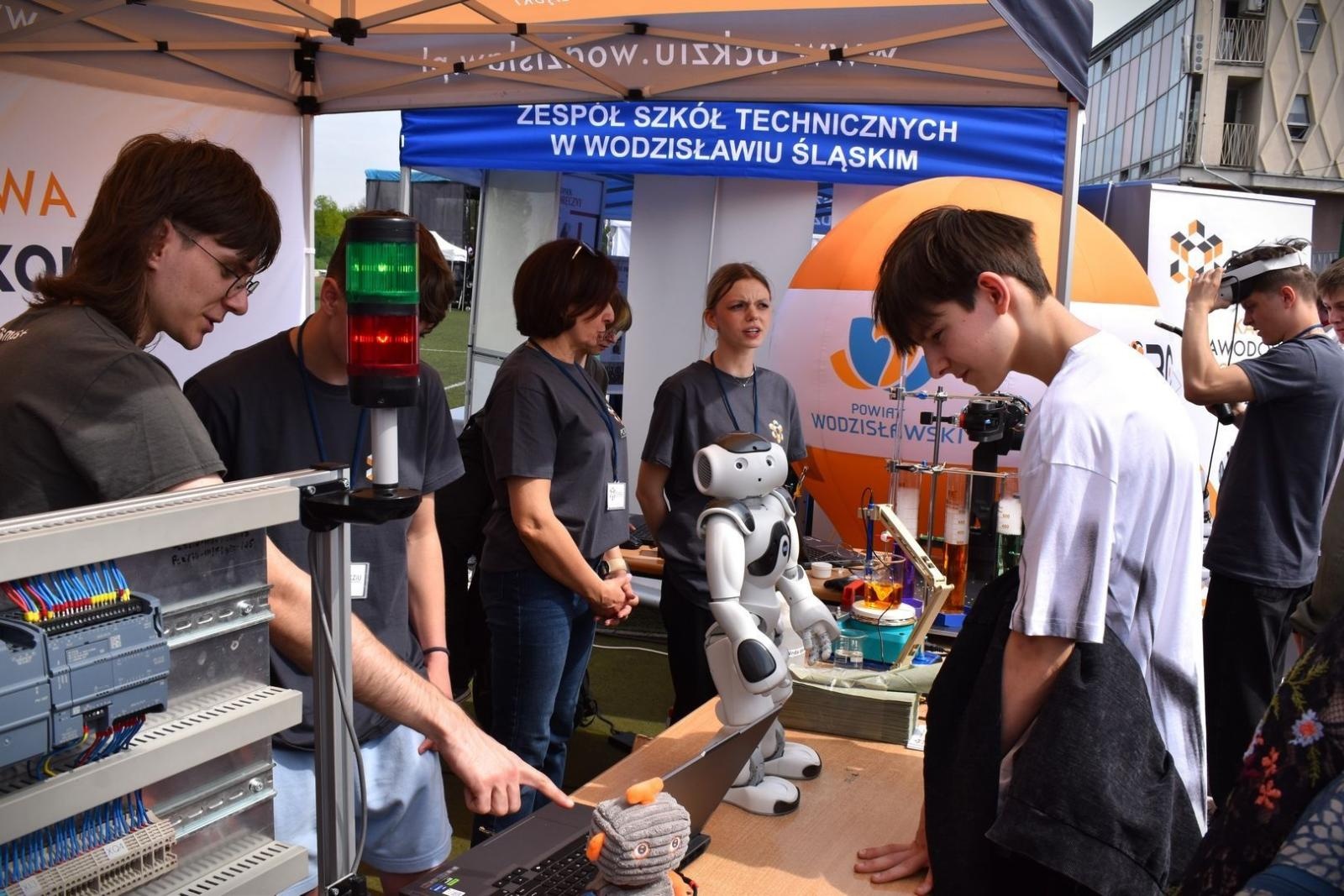 Zdjęcie w galerii na portalu naszwodzislaw.com: Powiatowe Targi Edukacyjne. Szkoły zaprezentowały swoją ofertę [FOTO i WIDEO] wiadomości z regionu