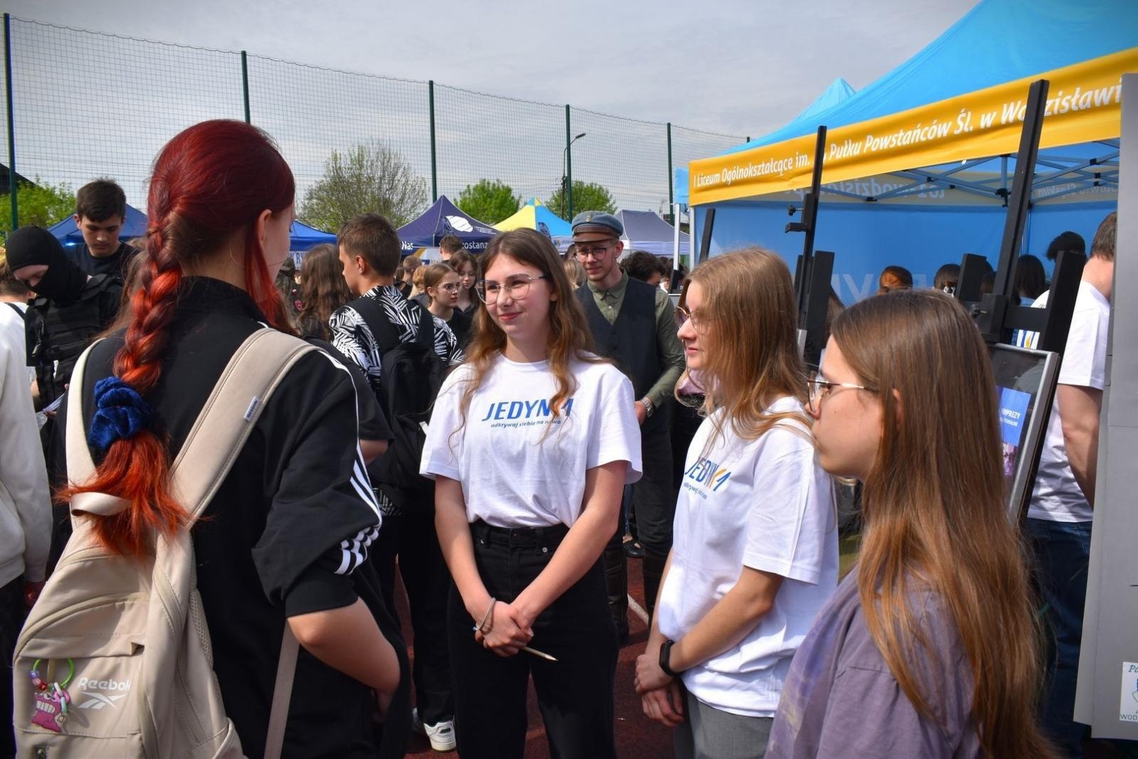 Zdjęcie w galerii na portalu naszwodzislaw.com: Powiatowe Targi Edukacyjne. Szkoły zaprezentowały swoją ofertę [FOTO i WIDEO] wiadomości z regionu