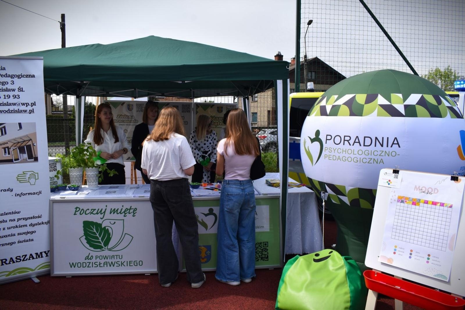 Zdjęcie w galerii na portalu naszwodzislaw.com: Powiatowe Targi Edukacyjne. Szkoły zaprezentowały swoją ofertę [FOTO i WIDEO] wiadomości z regionu