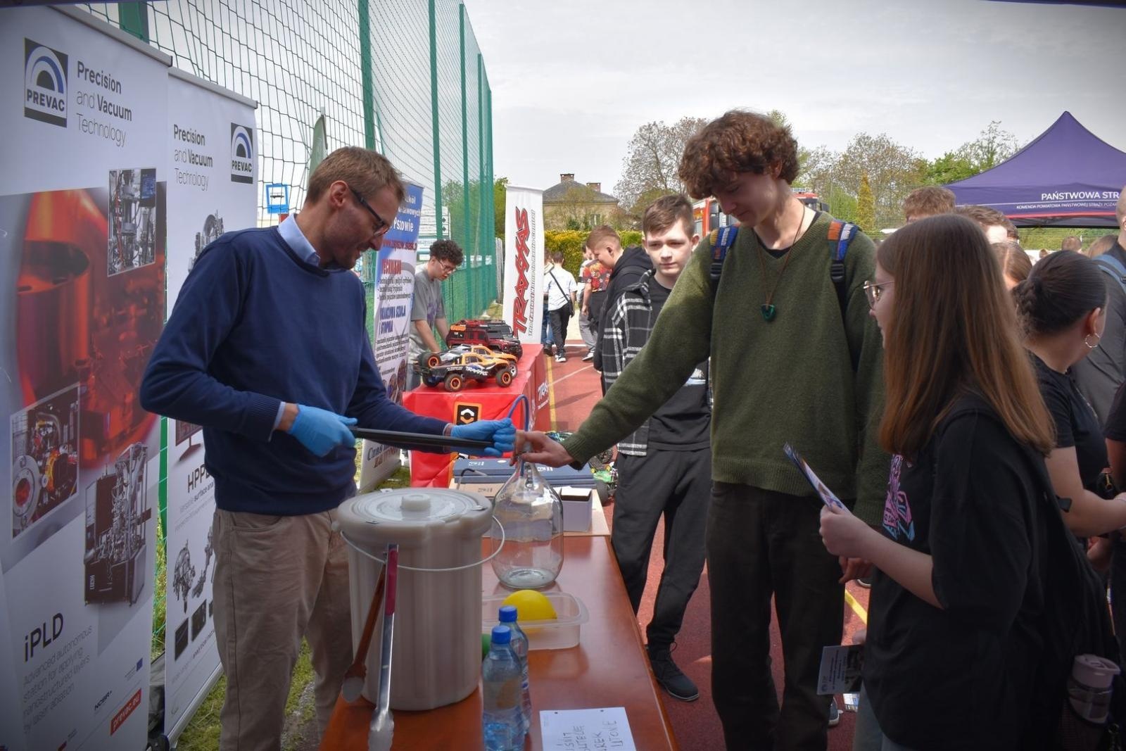 Zdjęcie w galerii na portalu naszwodzislaw.com: Powiatowe Targi Edukacyjne. Szkoły zaprezentowały swoją ofertę [FOTO i WIDEO] wiadomości z regionu