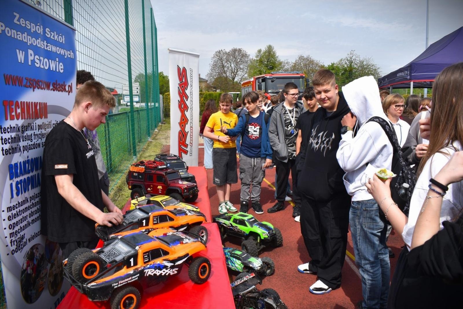 Zdjęcie w galerii na portalu naszwodzislaw.com: Powiatowe Targi Edukacyjne. Szkoły zaprezentowały swoją ofertę [FOTO i WIDEO] wiadomości z regionu