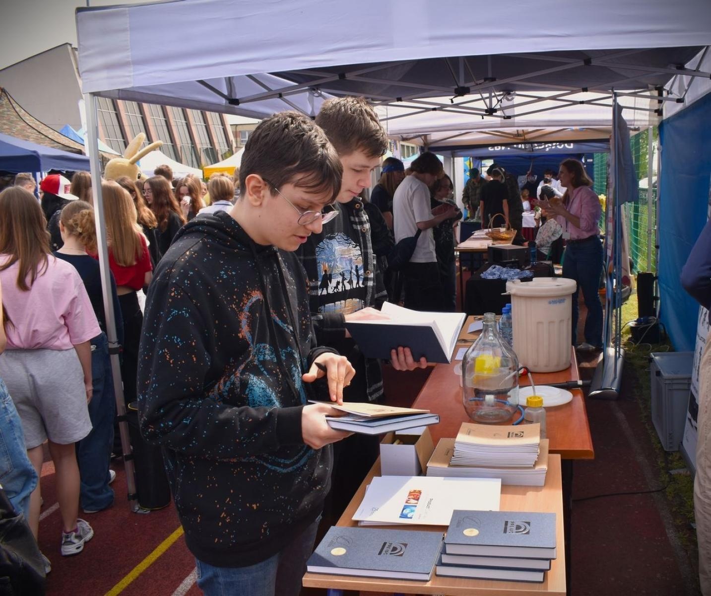 Zdjęcie w galerii na portalu naszwodzislaw.com: Powiatowe Targi Edukacyjne. Szkoły zaprezentowały swoją ofertę [FOTO i WIDEO] wiadomości z regionu