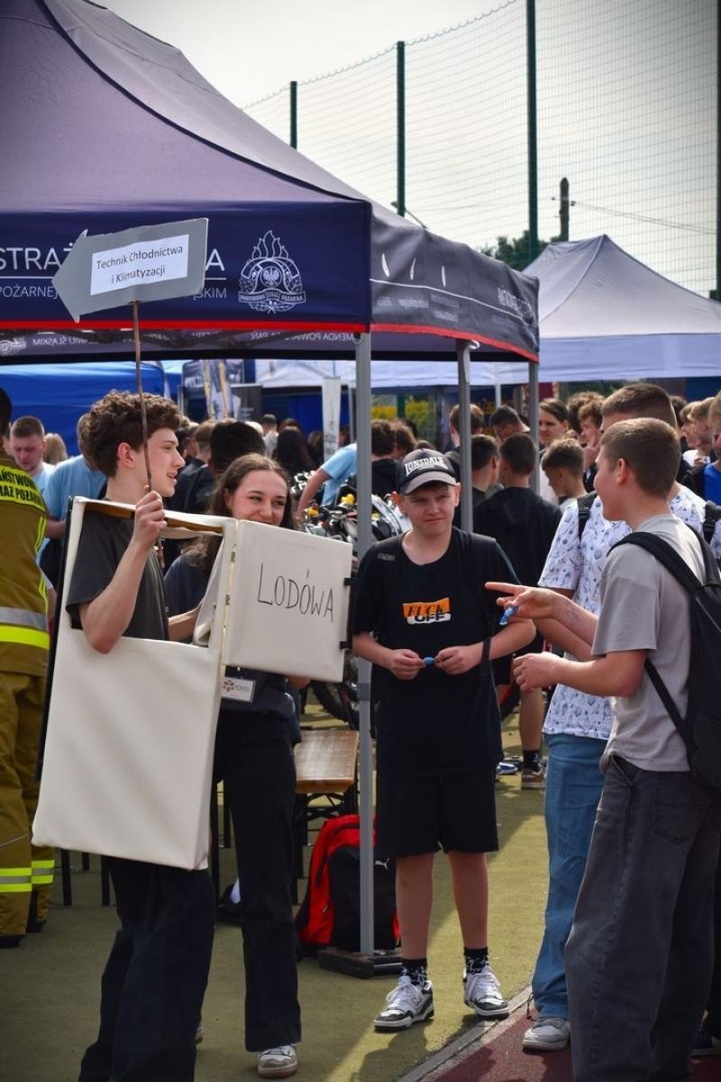 Zdjęcie w galerii na portalu naszwodzislaw.com: Powiatowe Targi Edukacyjne. Szkoły zaprezentowały swoją ofertę [FOTO i WIDEO] wiadomości z regionu