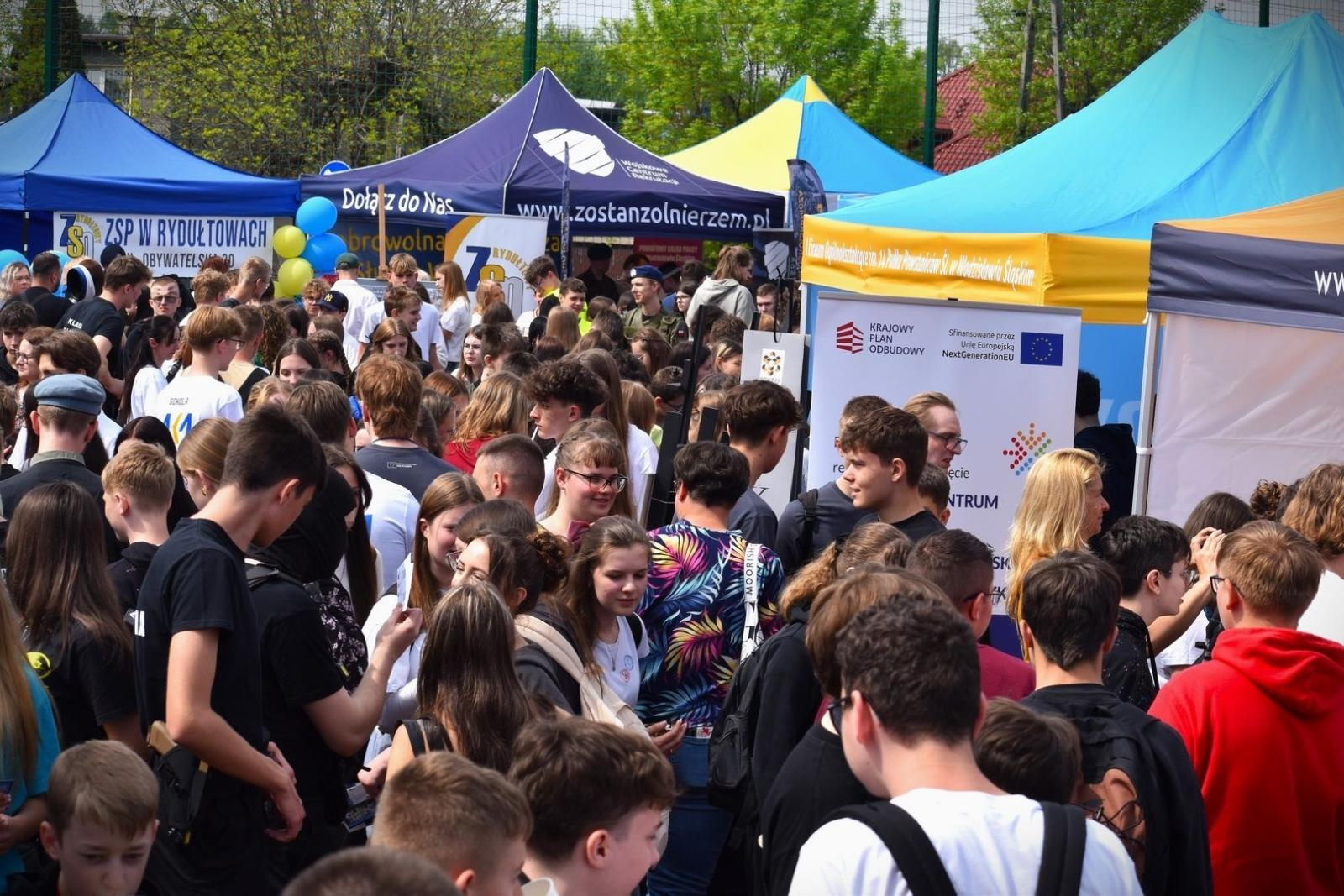 Zdjęcie w galerii na portalu naszwodzislaw.com: Powiatowe Targi Edukacyjne. Szkoły zaprezentowały swoją ofertę [FOTO i WIDEO] wiadomości z regionu