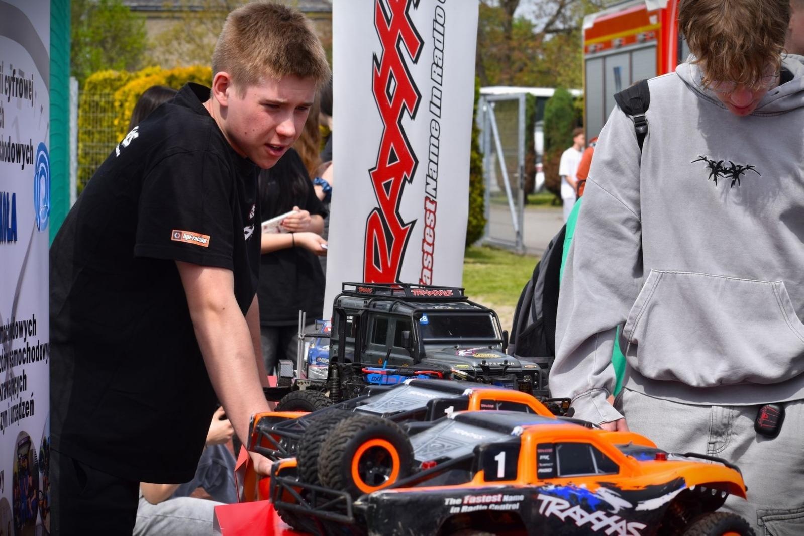 Zdjęcie w galerii na portalu naszwodzislaw.com: Powiatowe Targi Edukacyjne. Szkoły zaprezentowały swoją ofertę [FOTO i WIDEO] wiadomości z regionu