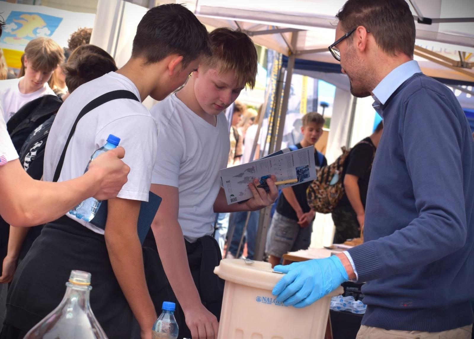 Zdjęcie w galerii na portalu naszwodzislaw.com: Powiatowe Targi Edukacyjne. Szkoły zaprezentowały swoją ofertę [FOTO i WIDEO] wiadomości z regionu