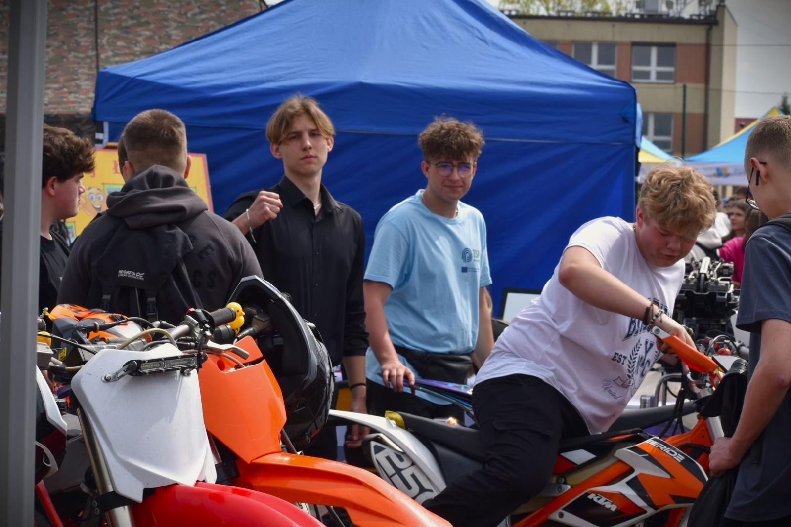 Zdjęcie w galerii na portalu naszwodzislaw.com: Powiatowe Targi Edukacyjne. Szkoły zaprezentowały swoją ofertę [FOTO i WIDEO] wiadomości z regionu