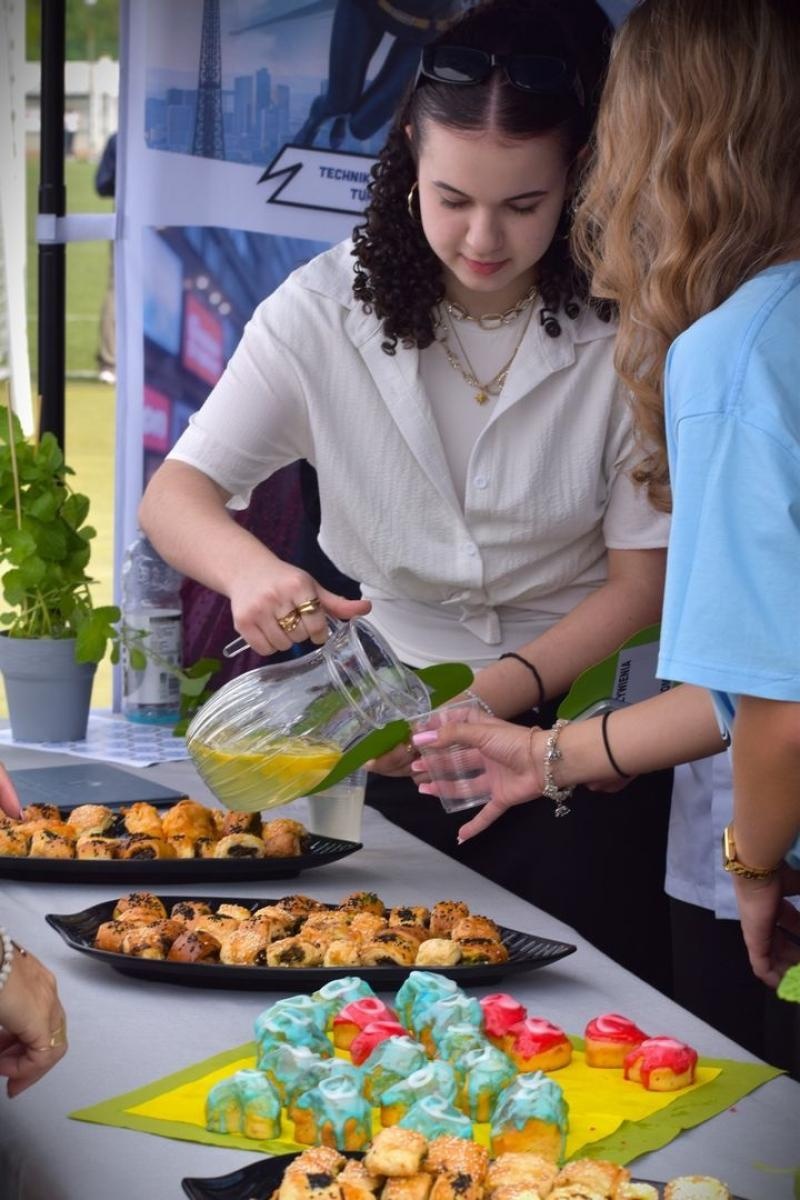 Zdjęcie w galerii na portalu naszwodzislaw.com: Powiatowe Targi Edukacyjne. Szkoły zaprezentowały swoją ofertę [FOTO i WIDEO] wiadomości z regionu