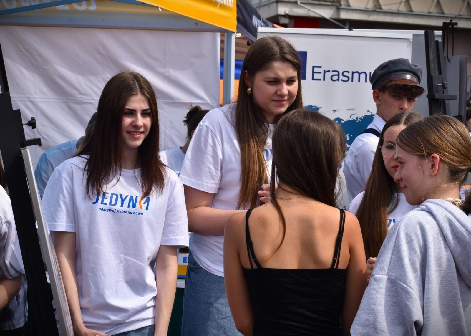 Zdjęcie w galerii na portalu naszwodzislaw.com: Powiatowe Targi Edukacyjne. Szkoły zaprezentowały swoją ofertę [FOTO i WIDEO] wiadomości z regionu