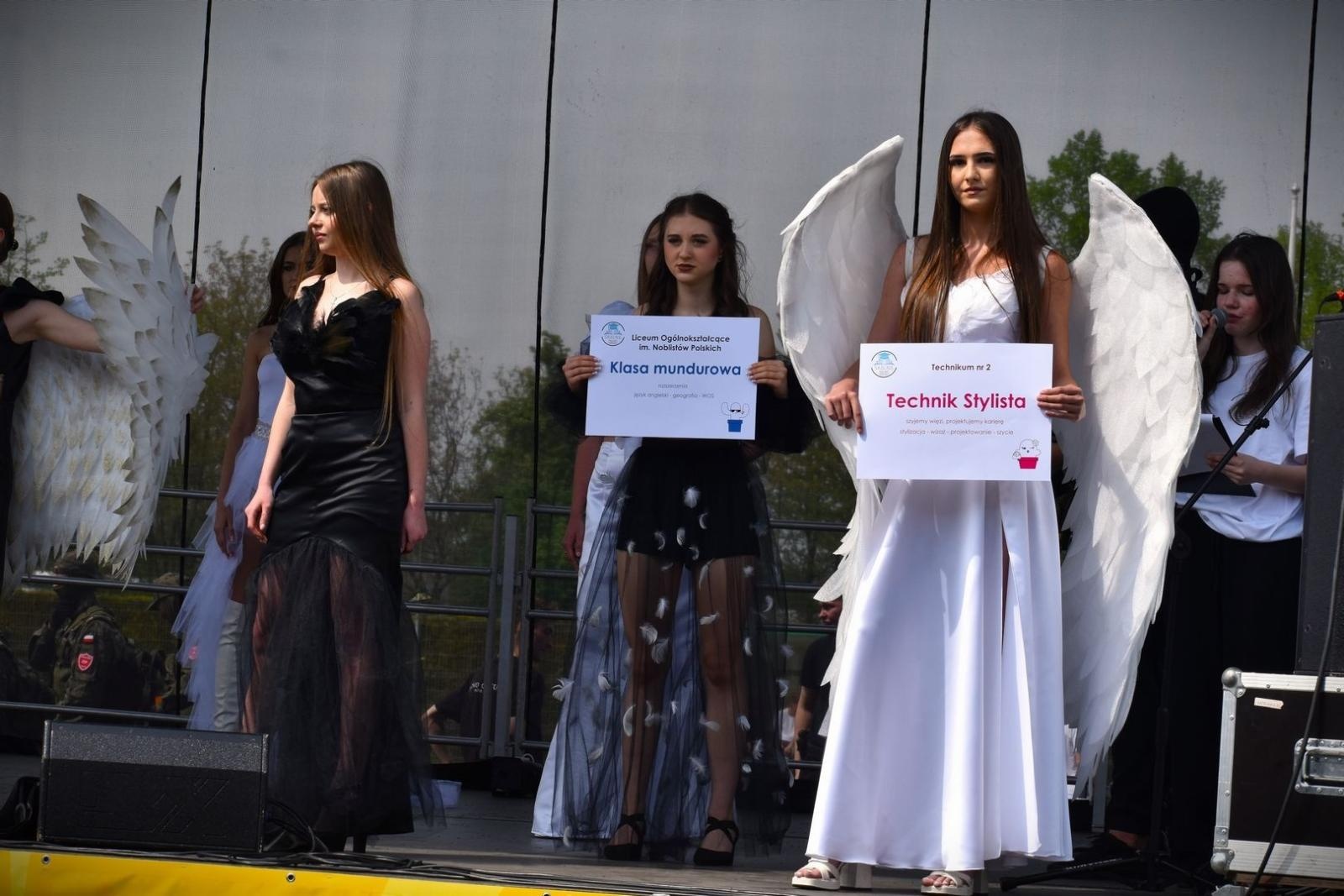 Zdjęcie w galerii na portalu naszwodzislaw.com: Powiatowe Targi Edukacyjne. Szkoły zaprezentowały swoją ofertę [FOTO i WIDEO] wiadomości z regionu