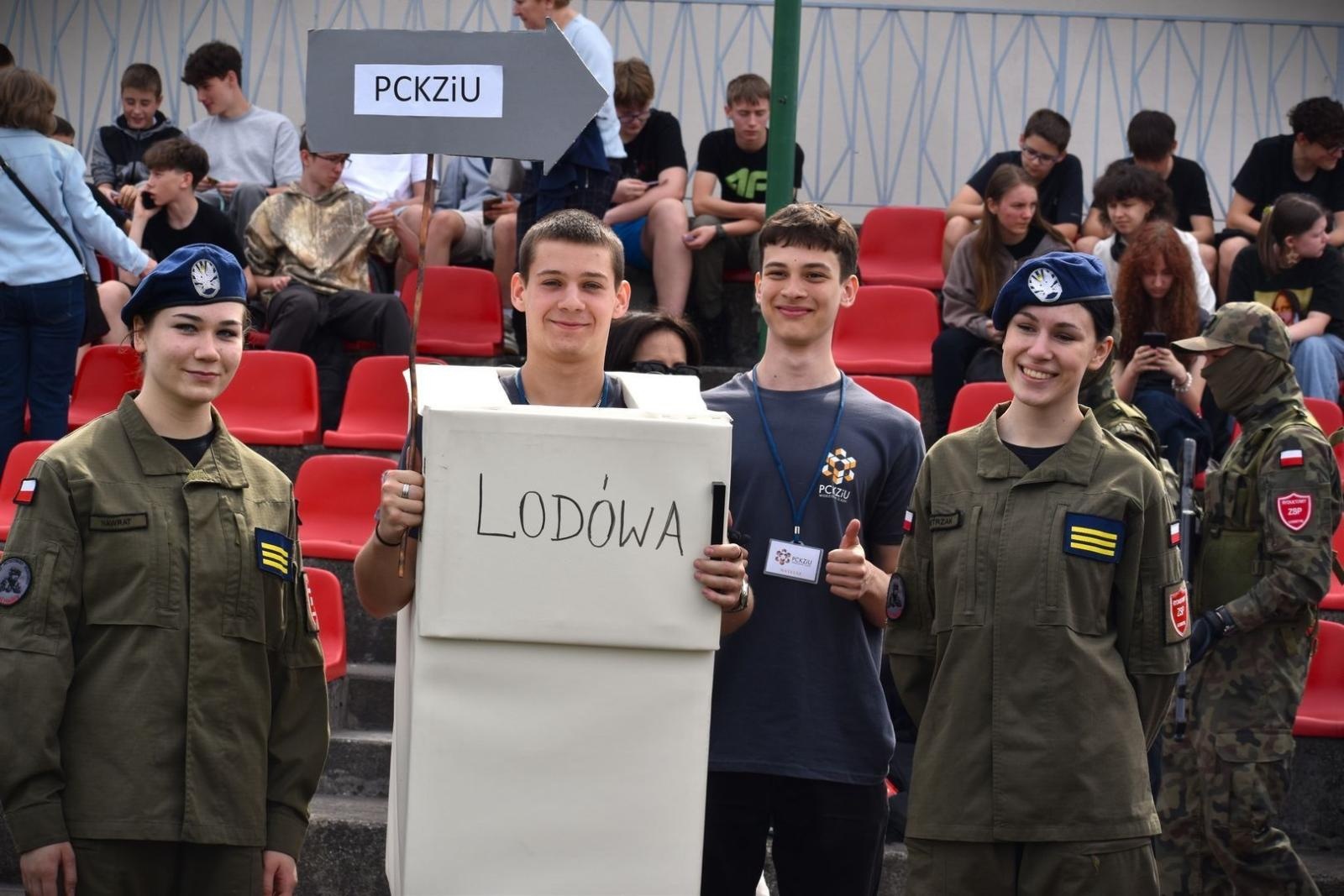 Zdjęcie w galerii na portalu naszwodzislaw.com: Powiatowe Targi Edukacyjne. Szkoły zaprezentowały swoją ofertę [FOTO i WIDEO] wiadomości z regionu