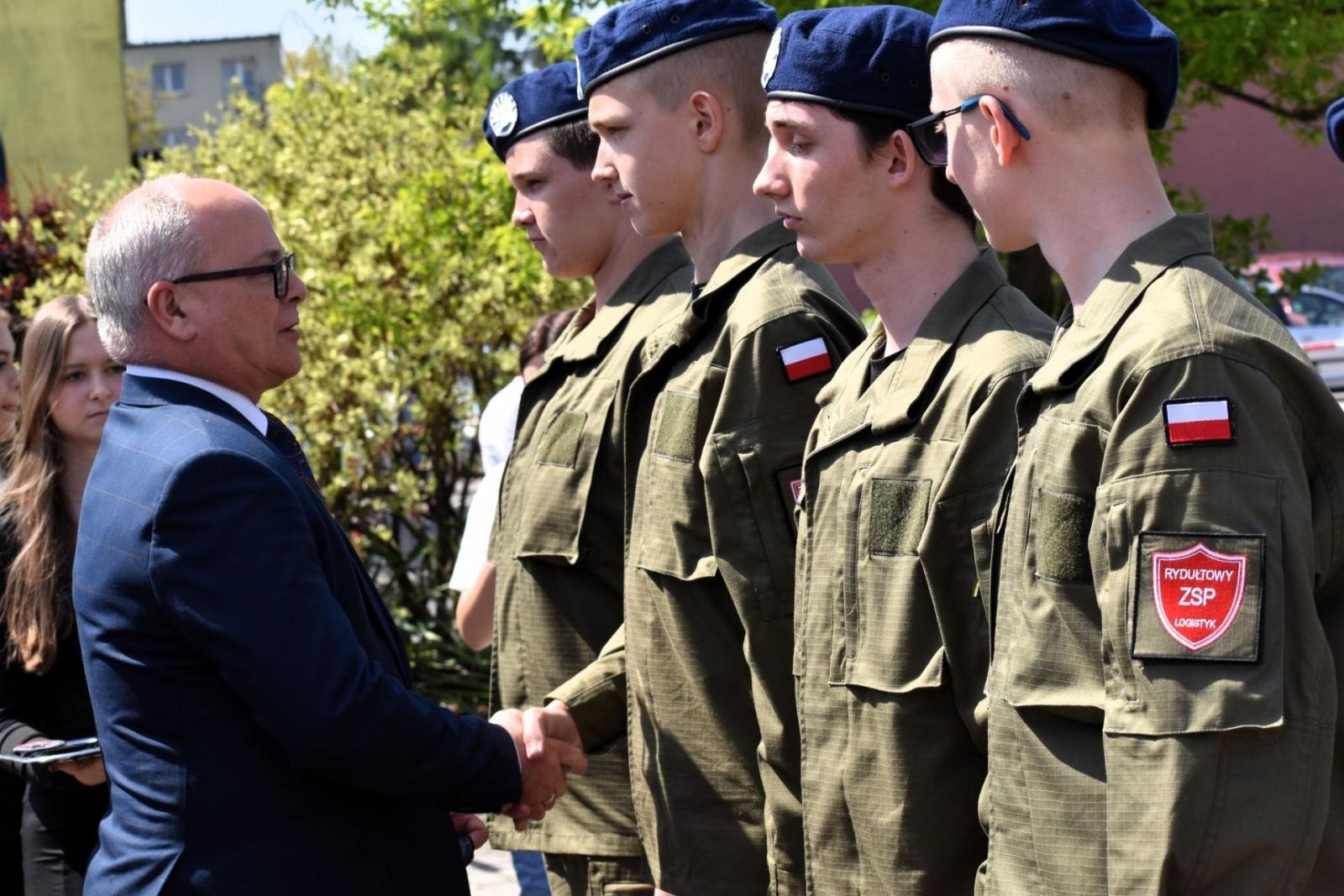 Zdjęcie w galerii na portalu naszwodzislaw.com: Kadeci z Rydułtów złożyli ślubowanie wiadomości z regionu