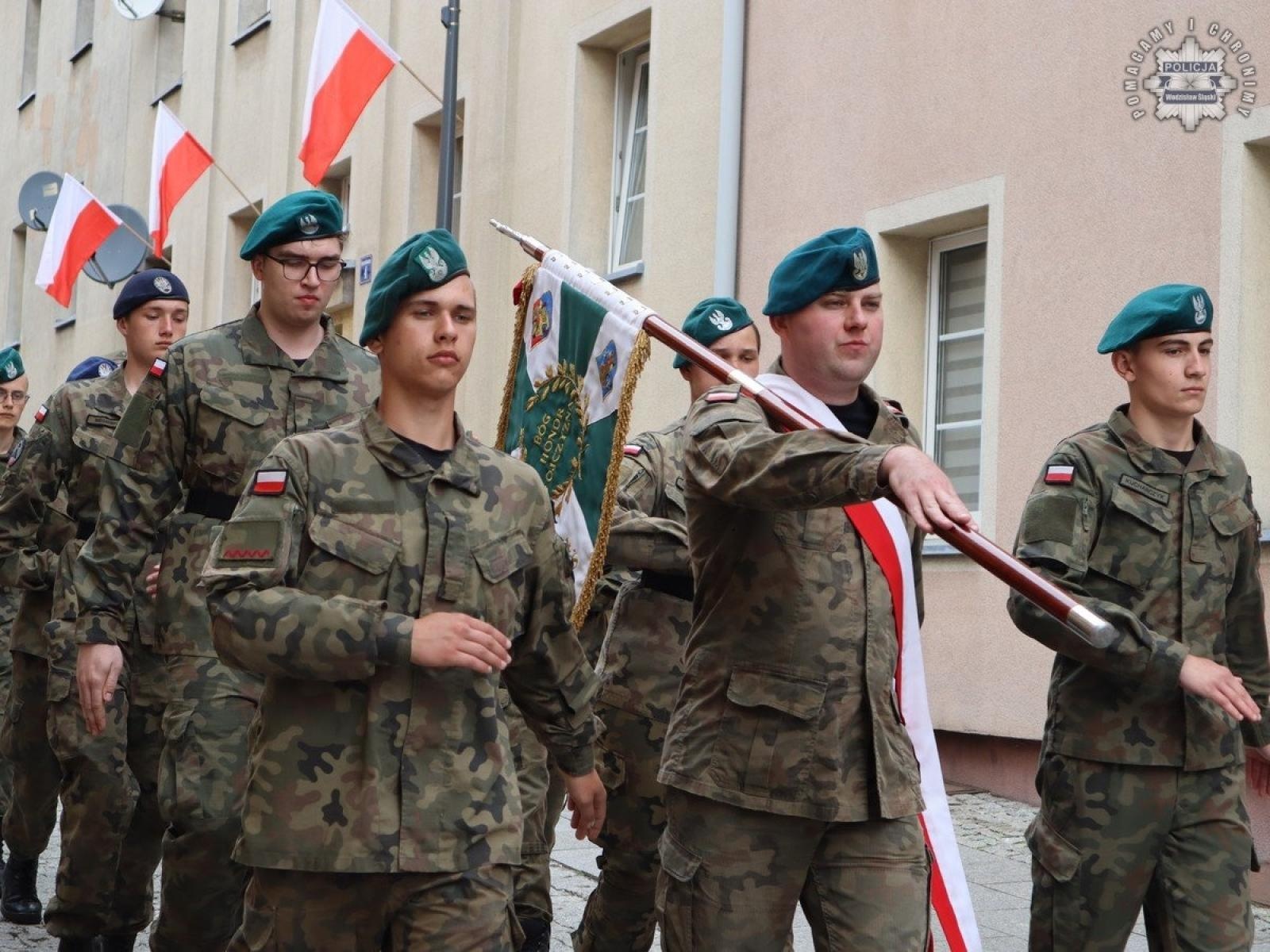 Zdjęcie w galerii na portalu naszwodzislaw.com: Obchody rocznicy uchwalenia Konstytucji 3 Maja z udziałem wodzisławskich policjantów wiadomości z regionu