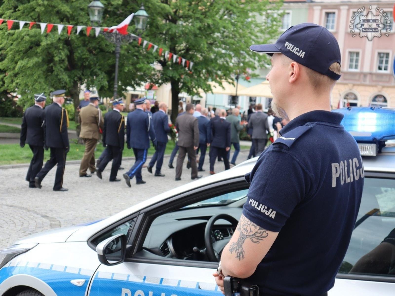 Zdjęcie w galerii na portalu naszwodzislaw.com: Obchody rocznicy uchwalenia Konstytucji 3 Maja z udziałem wodzisławskich policjantów wiadomości z regionu