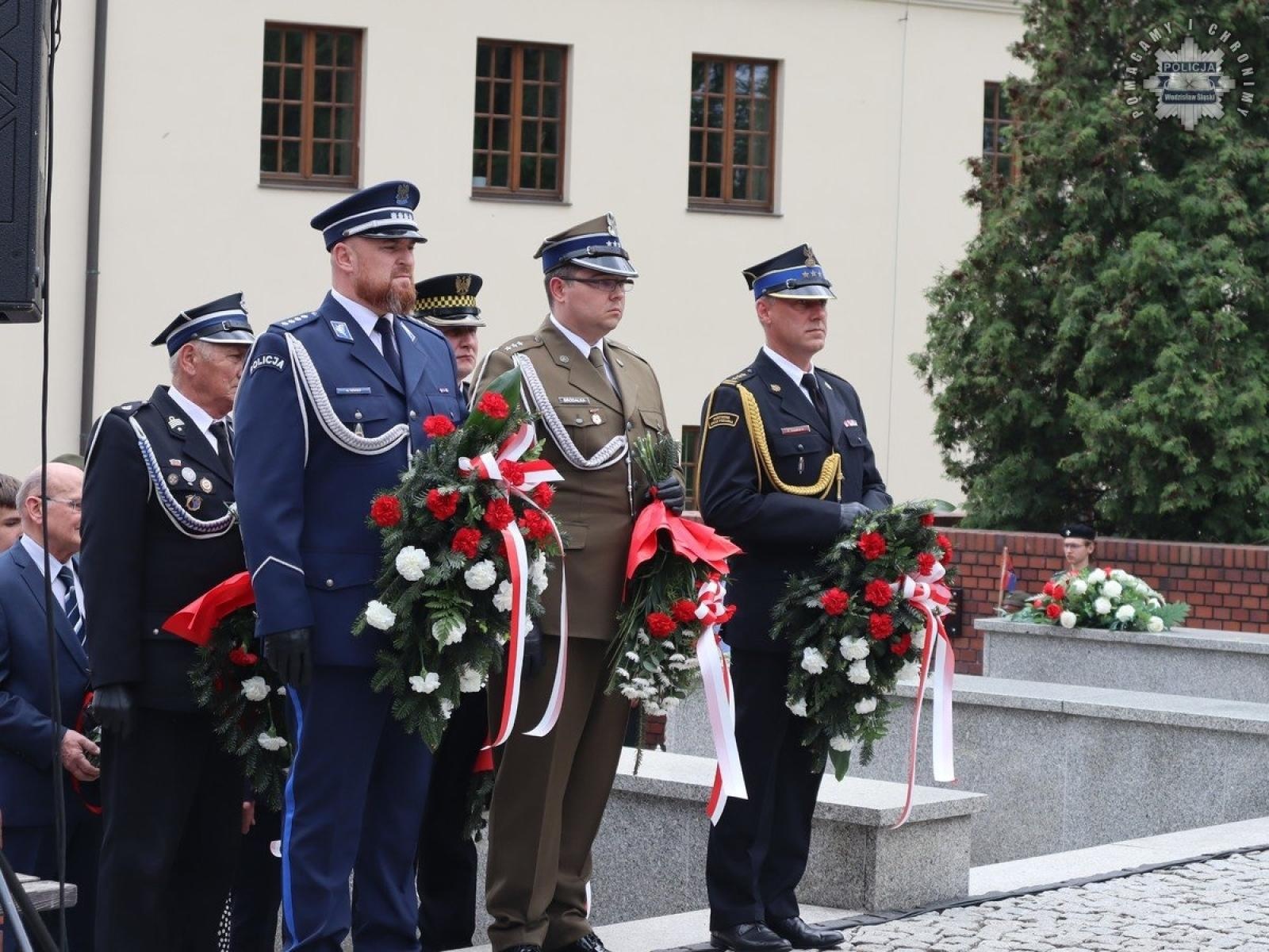Zdjęcie w galerii na portalu naszwodzislaw.com: Obchody rocznicy uchwalenia Konstytucji 3 Maja z udziałem wodzisławskich policjantów wiadomości z regionu