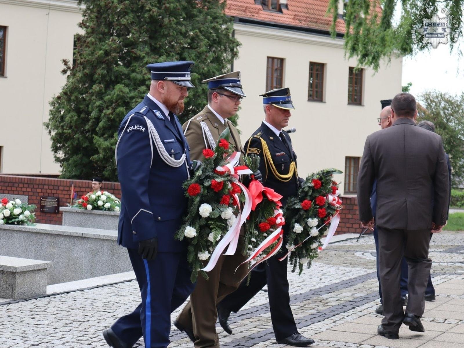 Zdjęcie w galerii na portalu naszwodzislaw.com: Obchody rocznicy uchwalenia Konstytucji 3 Maja z udziałem wodzisławskich policjantów wiadomości z regionu