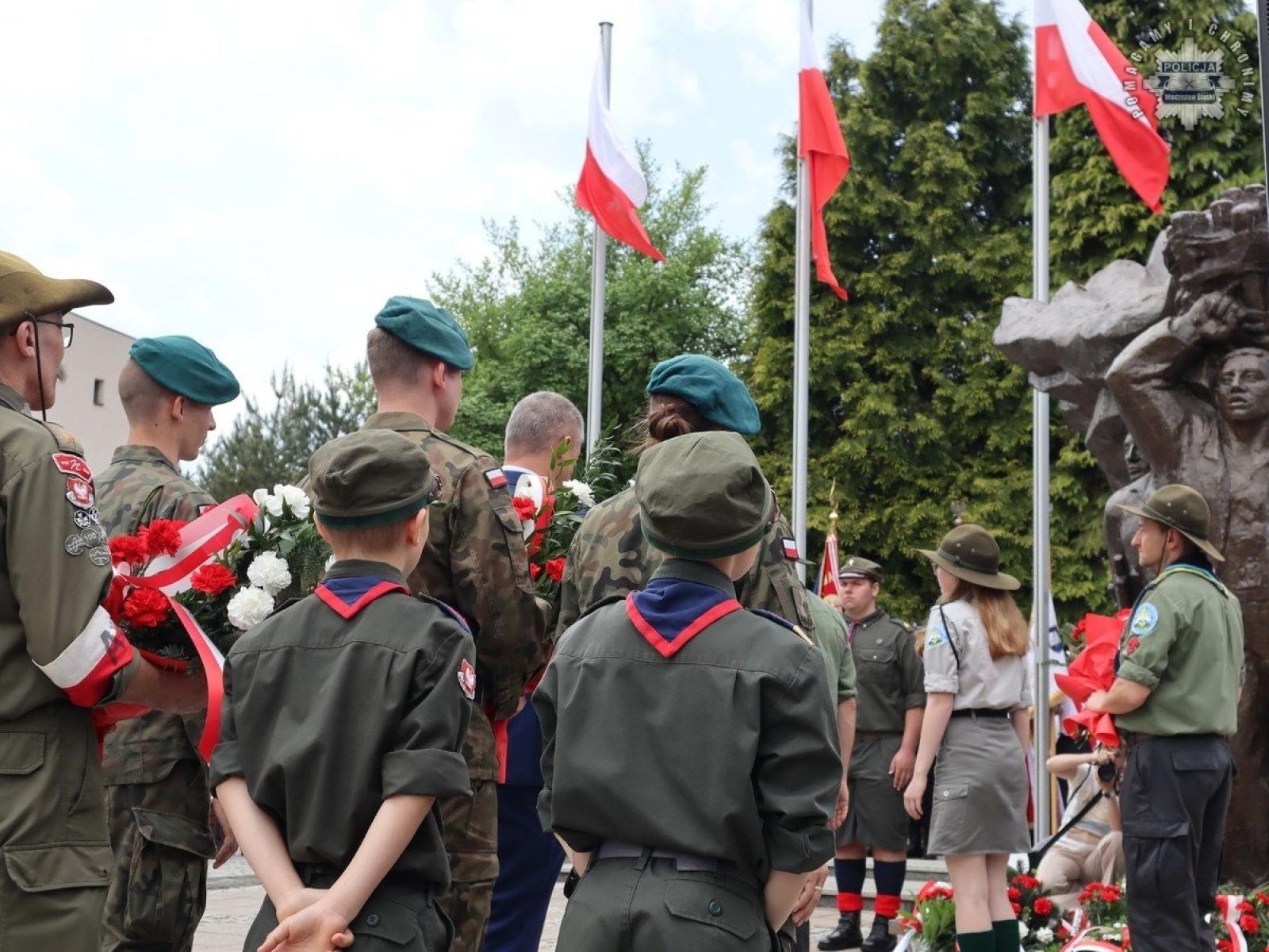 Zdjęcie w galerii na portalu naszwodzislaw.com: Obchody rocznicy uchwalenia Konstytucji 3 Maja z udziałem wodzisławskich policjantów wiadomości z regionu