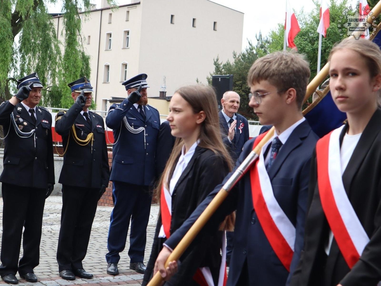 Zdjęcie w galerii na portalu naszwodzislaw.com: Obchody rocznicy uchwalenia Konstytucji 3 Maja z udziałem wodzisławskich policjantów wiadomości z regionu