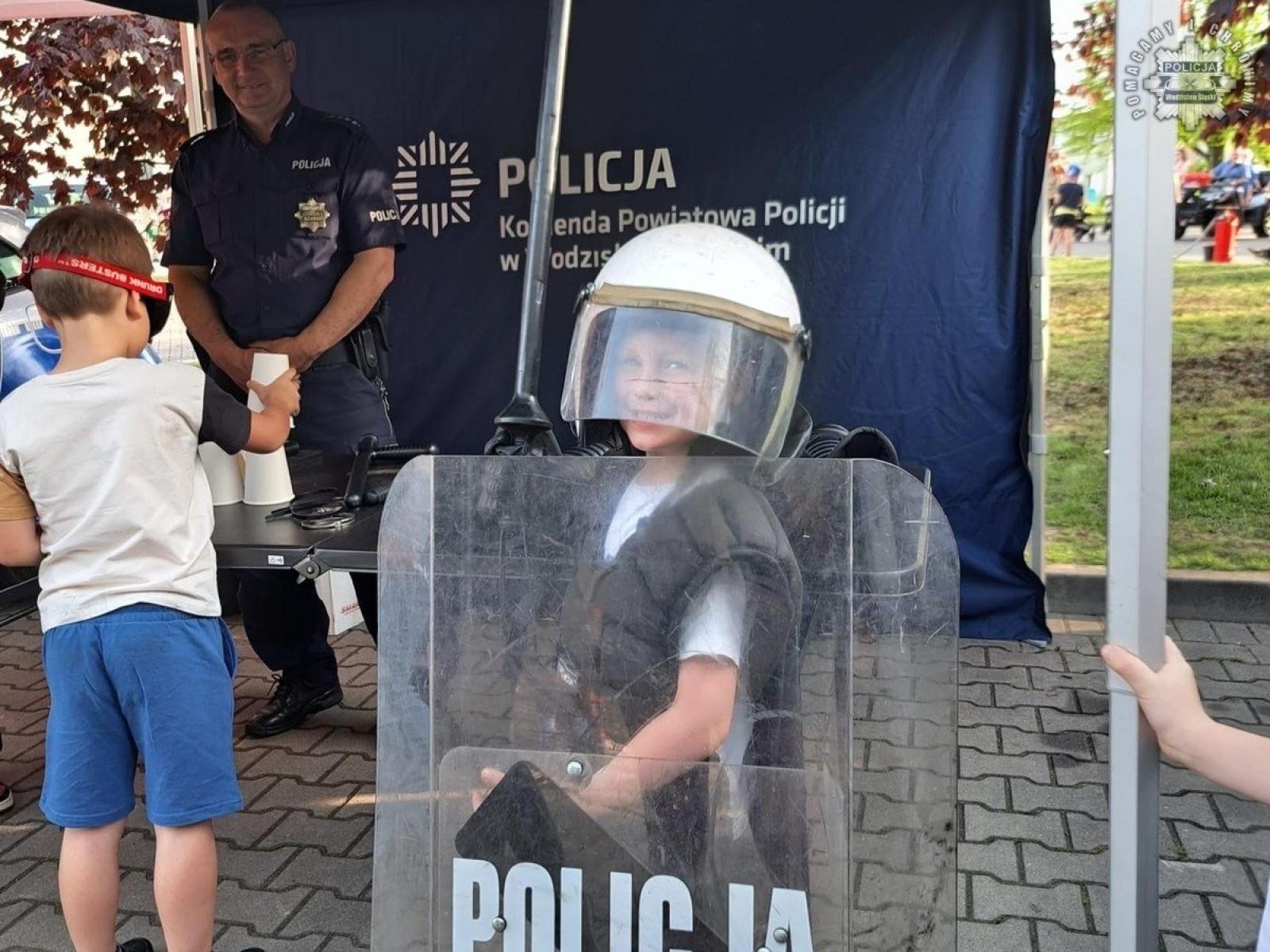 Zdjęcie w galerii na portalu naszwodzislaw.com: Mundurowy Piknik Rodzinny w Rydułtowach z udziałem wodzisławskich policjantów wiadomości z regionu