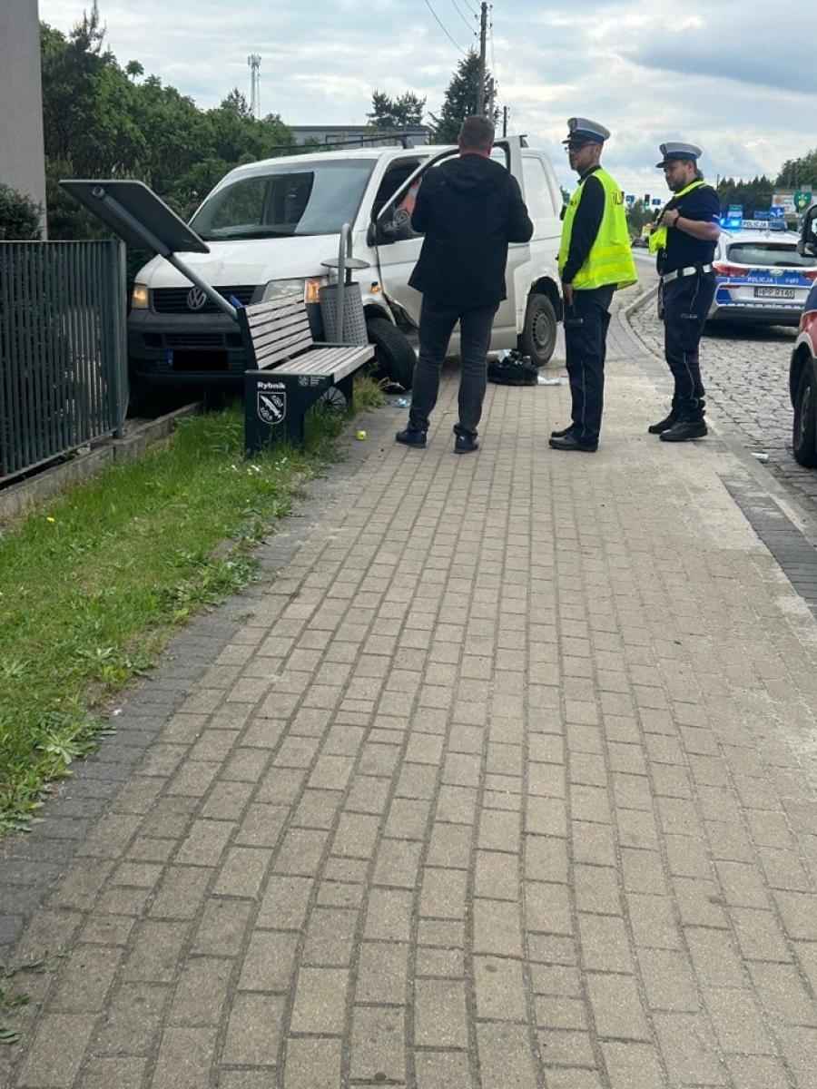 Zdjęcie w galerii na portalu naszwodzislaw.com: Niebezpieczny rajd 46-latka z Pszowa. Zatrzymany po serii kolizji i ucieczce pieszo wiadomości z regionu