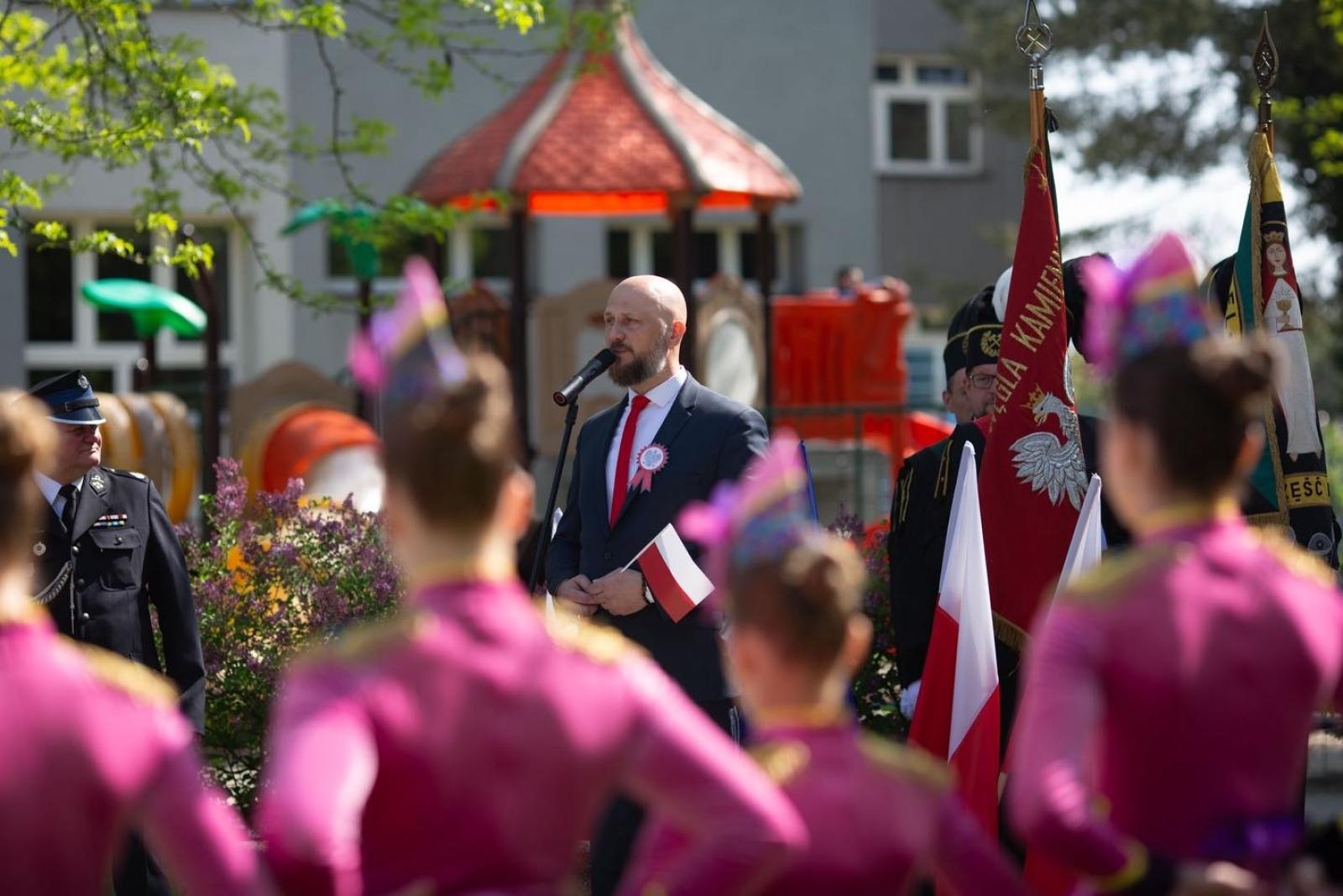 Zdjęcie w galerii na portalu naszwodzislaw.com: Msza, przemarsz, bieg ekologiczny. 3 Maja w Radlinie [FOTO] wiadomości z regionu