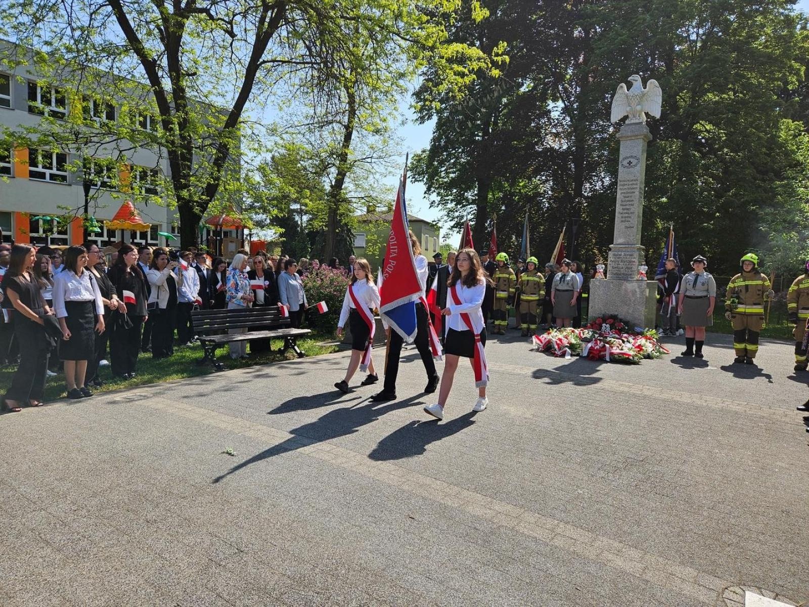 Zdjęcie w galerii na portalu naszwodzislaw.com: Msza, przemarsz, bieg ekologiczny. 3 Maja w Radlinie [FOTO] wiadomości z regionu