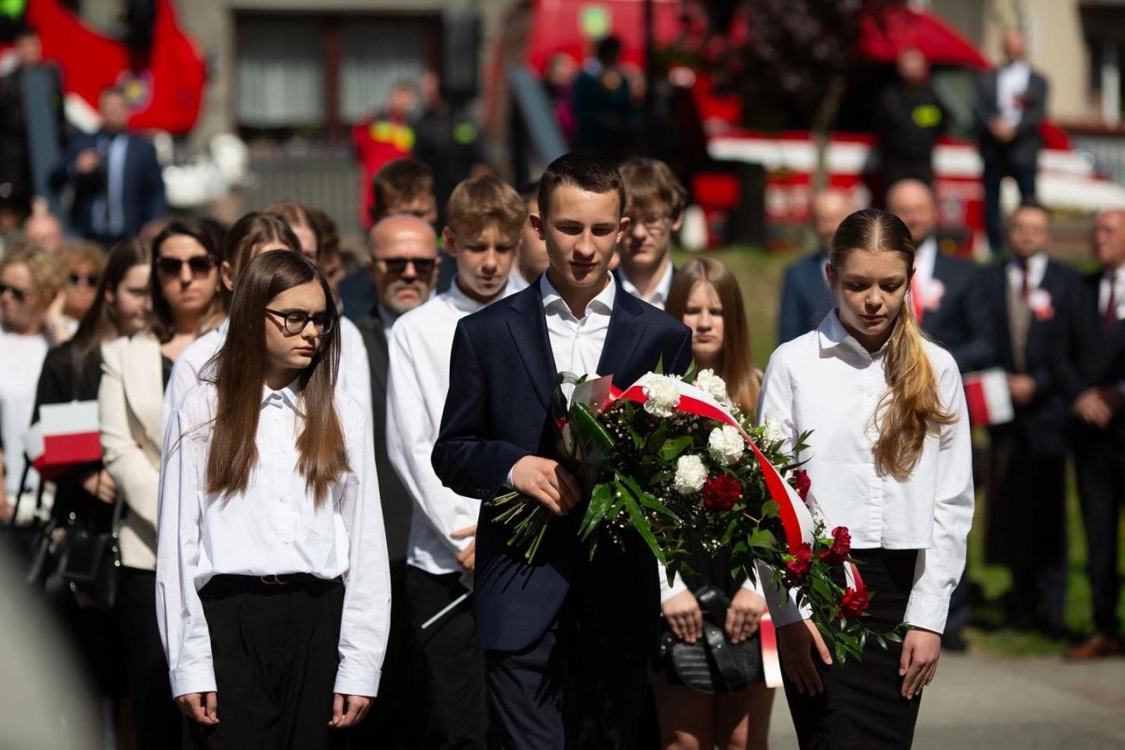 Zdjęcie w galerii na portalu naszwodzislaw.com: Msza, przemarsz, bieg ekologiczny. 3 Maja w Radlinie [FOTO] wiadomości z regionu