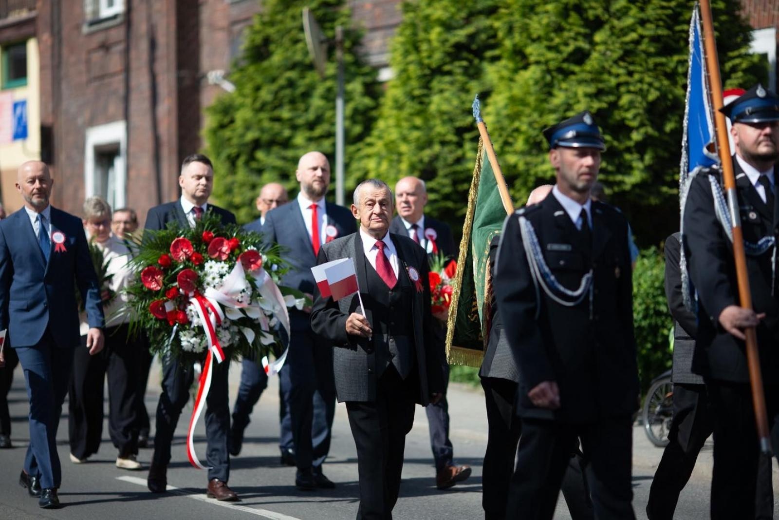 Zdjęcie w galerii na portalu naszwodzislaw.com: Msza, przemarsz, bieg ekologiczny. 3 Maja w Radlinie [FOTO] wiadomości z regionu