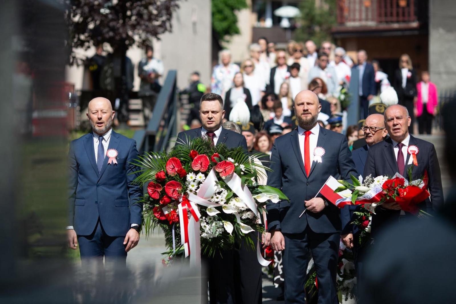 Zdjęcie w galerii na portalu naszwodzislaw.com: Msza, przemarsz, bieg ekologiczny. 3 Maja w Radlinie [FOTO] wiadomości z regionu