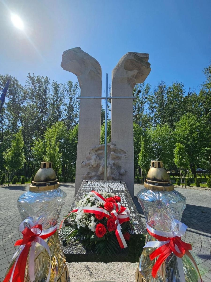 Zdjęcie w galerii na portalu naszwodzislaw.com: Msza, przemarsz, bieg ekologiczny. 3 Maja w Radlinie [FOTO] wiadomości z regionu