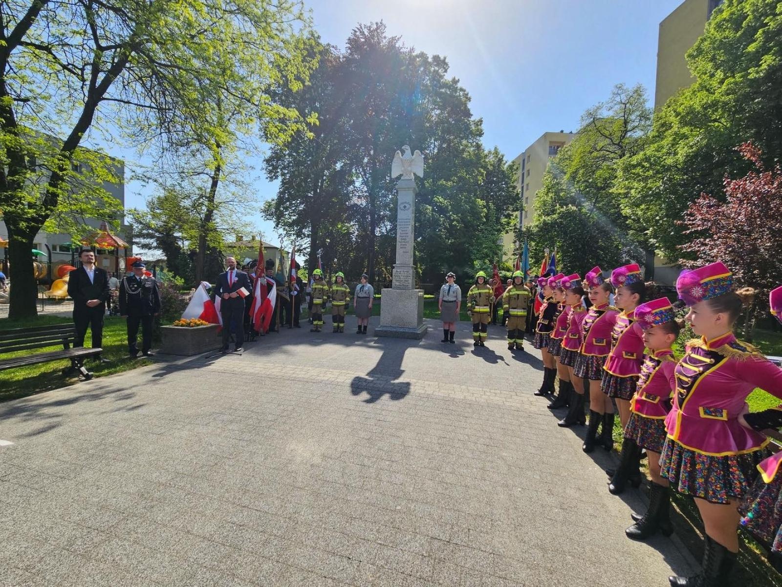 Zdjęcie w galerii na portalu naszwodzislaw.com: Msza, przemarsz, bieg ekologiczny. 3 Maja w Radlinie [FOTO] wiadomości z regionu