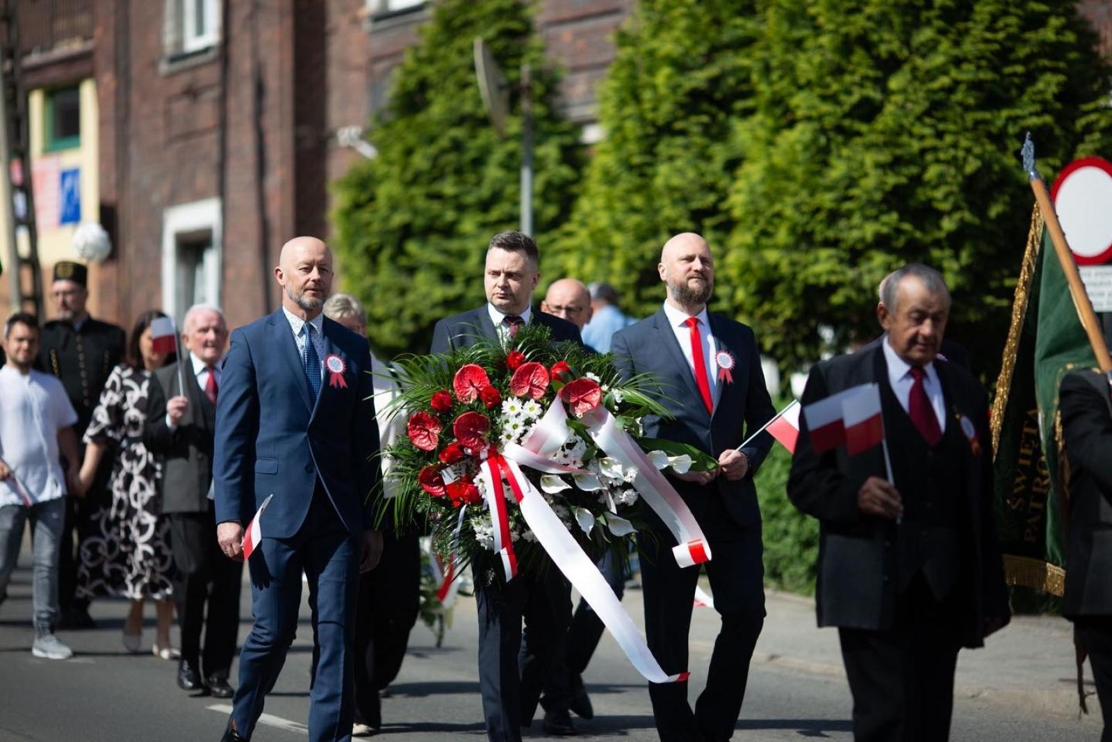 Zdjęcie w galerii na portalu naszwodzislaw.com: Msza, przemarsz, bieg ekologiczny. 3 Maja w Radlinie [FOTO] wiadomości z regionu