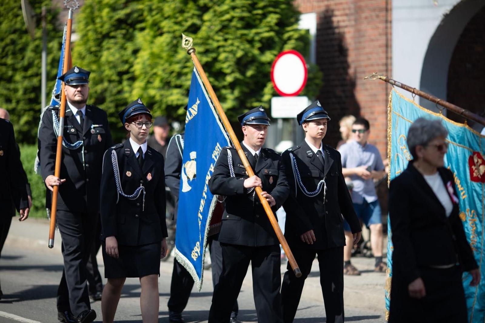 Zdjęcie w galerii na portalu naszwodzislaw.com: Msza, przemarsz, bieg ekologiczny. 3 Maja w Radlinie [FOTO] wiadomości z regionu