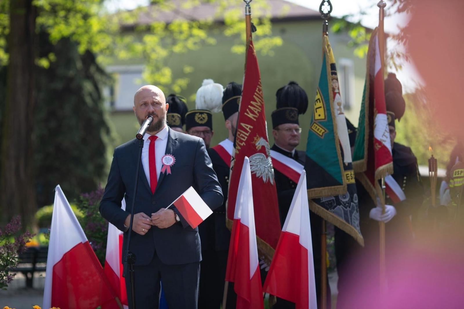 Zdjęcie w galerii na portalu naszwodzislaw.com: Msza, przemarsz, bieg ekologiczny. 3 Maja w Radlinie [FOTO] wiadomości z regionu