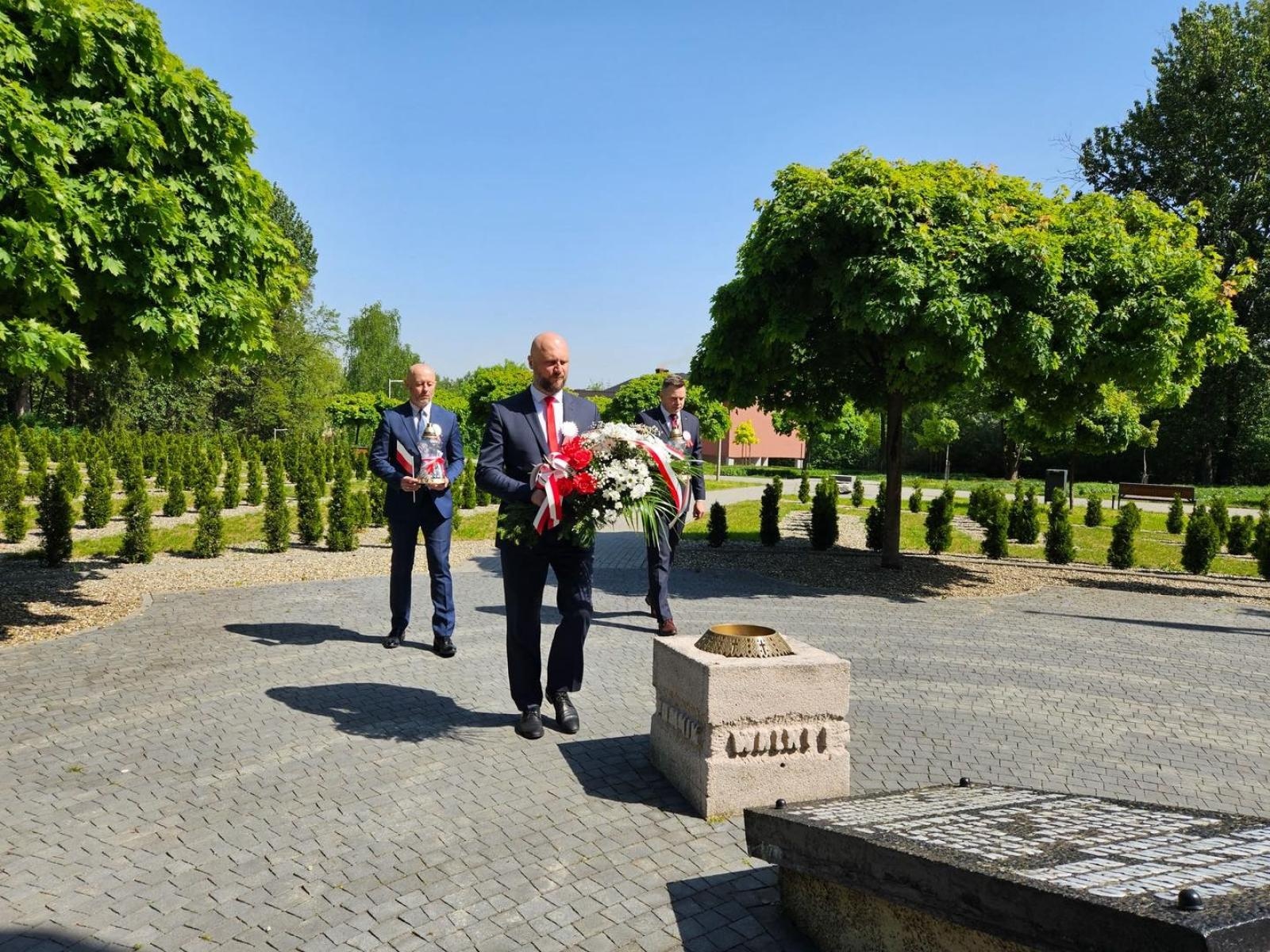 Zdjęcie w galerii na portalu naszwodzislaw.com: Msza, przemarsz, bieg ekologiczny. 3 Maja w Radlinie [FOTO] wiadomości z regionu