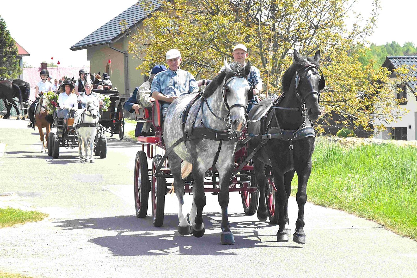Zdjęcie w galerii na portalu naszwodzislaw.com: Maj w Gminie Godów rozpoczął się tradycyjną procesją konną wiadomości z regionu
