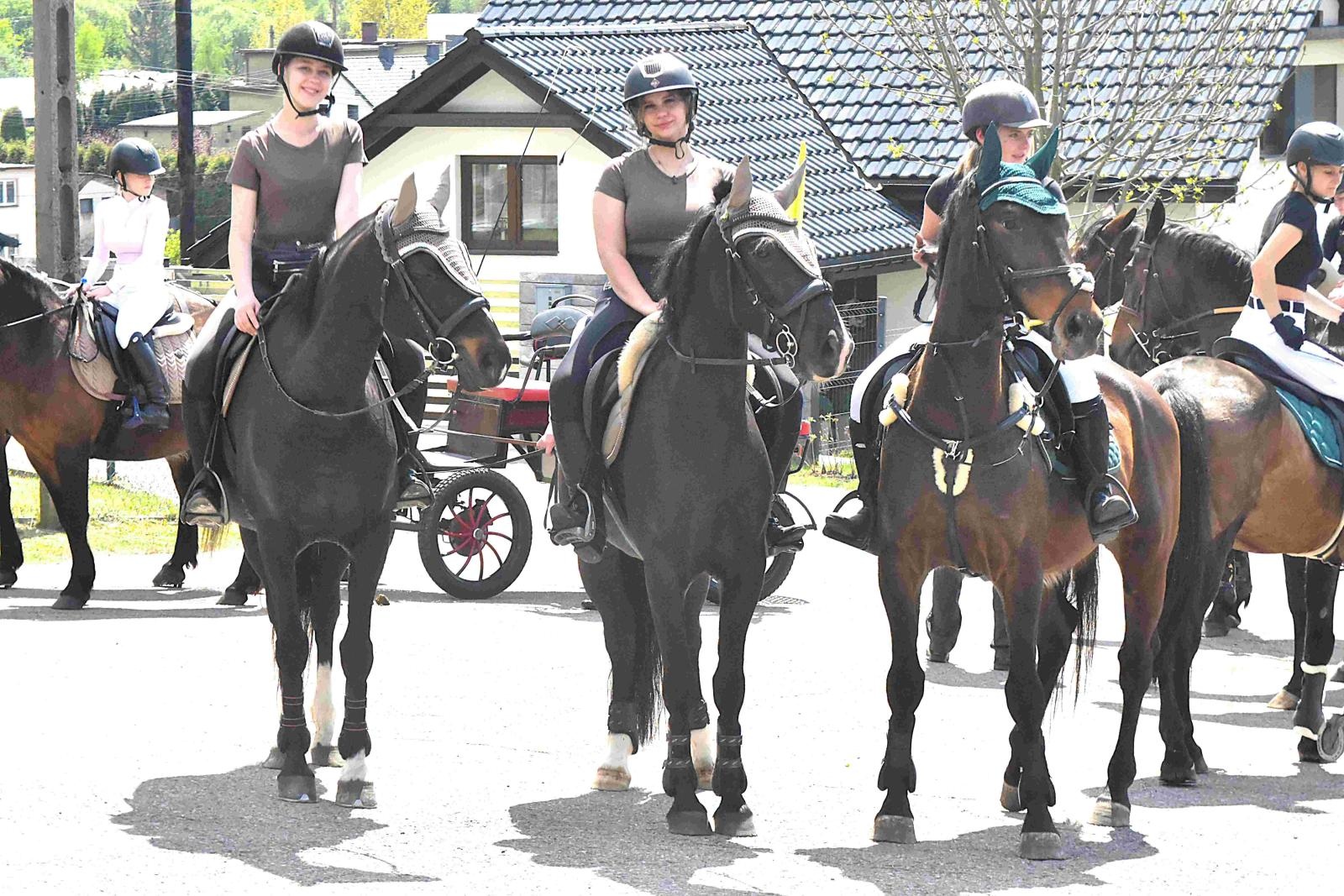 Zdjęcie w galerii na portalu naszwodzislaw.com: Maj w Gminie Godów rozpoczął się tradycyjną procesją konną wiadomości z regionu