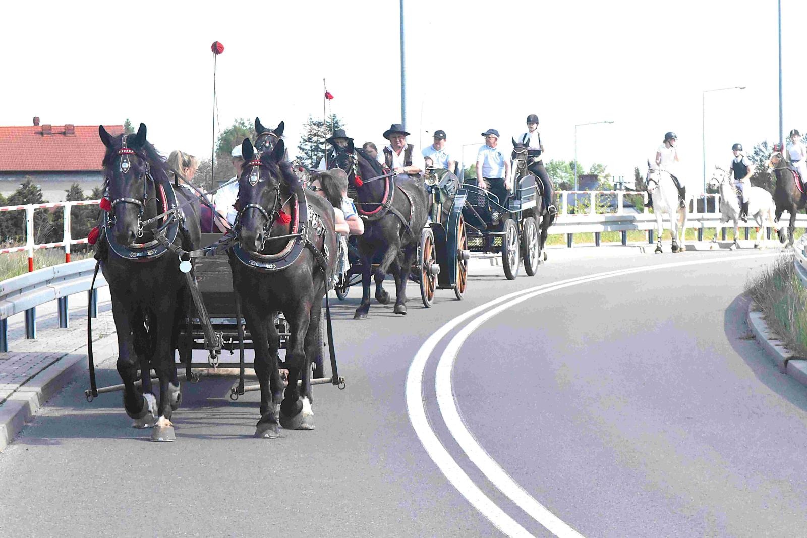 Zdjęcie w galerii na portalu naszwodzislaw.com: Maj w Gminie Godów rozpoczął się tradycyjną procesją konną wiadomości z regionu