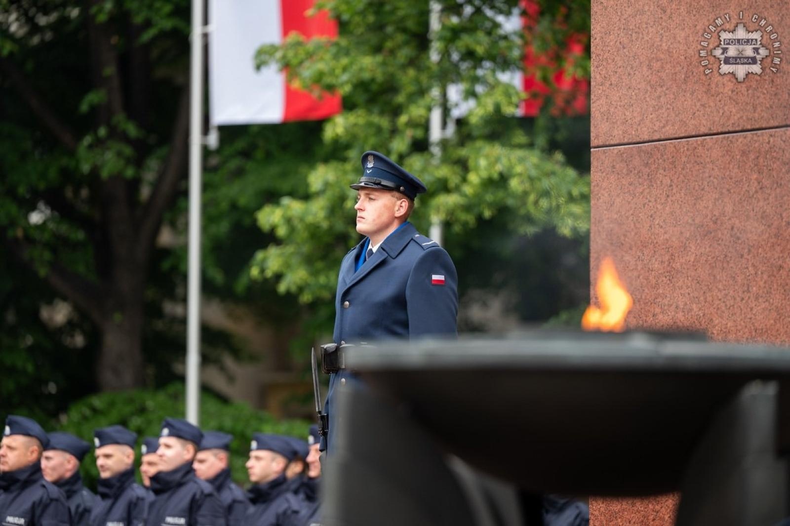 Zdjęcie w galerii na portalu naszwodzislaw.com: Nowi funkcjonariusze śląskiej policji złożyli ślubowanie [FOTO] wiadomości z regionu