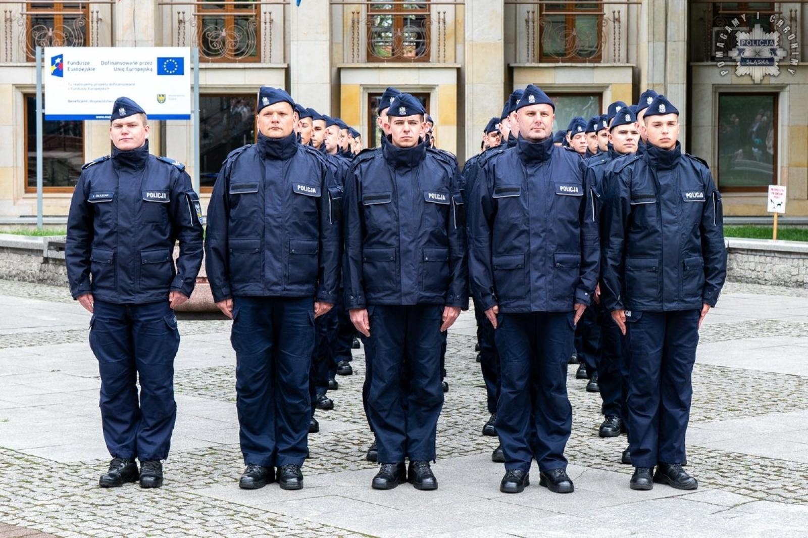 Zdjęcie w galerii na portalu naszwodzislaw.com: Nowi funkcjonariusze śląskiej policji złożyli ślubowanie [FOTO] wiadomości z regionu